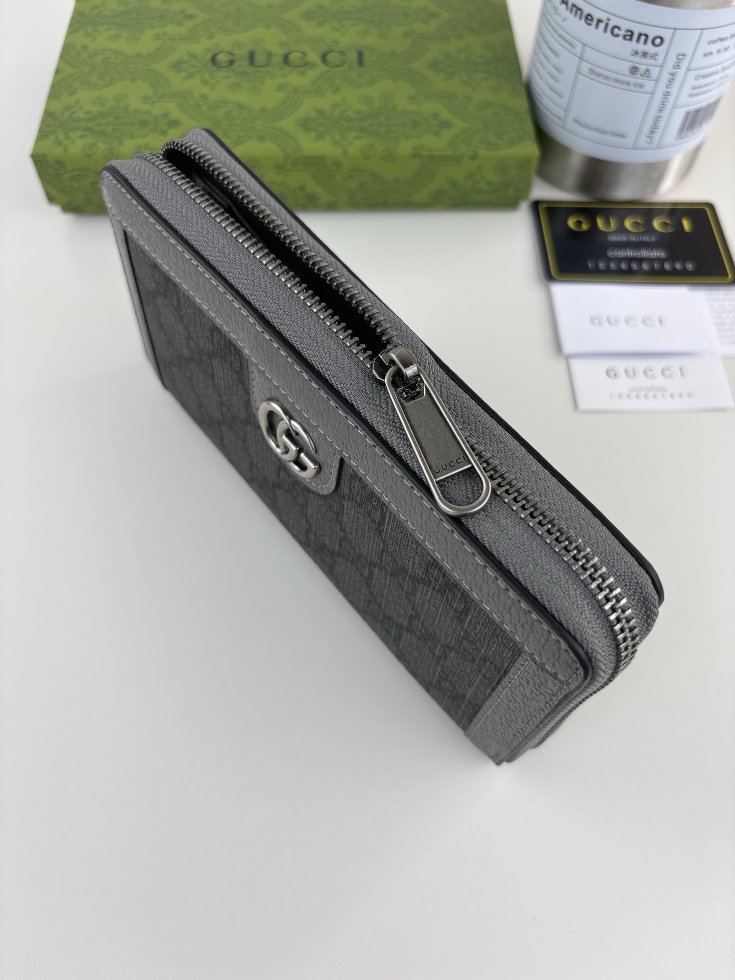 GUCCI Ophidiaシリーズ拉链包 - 灰色GG Supreme帆布と復古デザイン