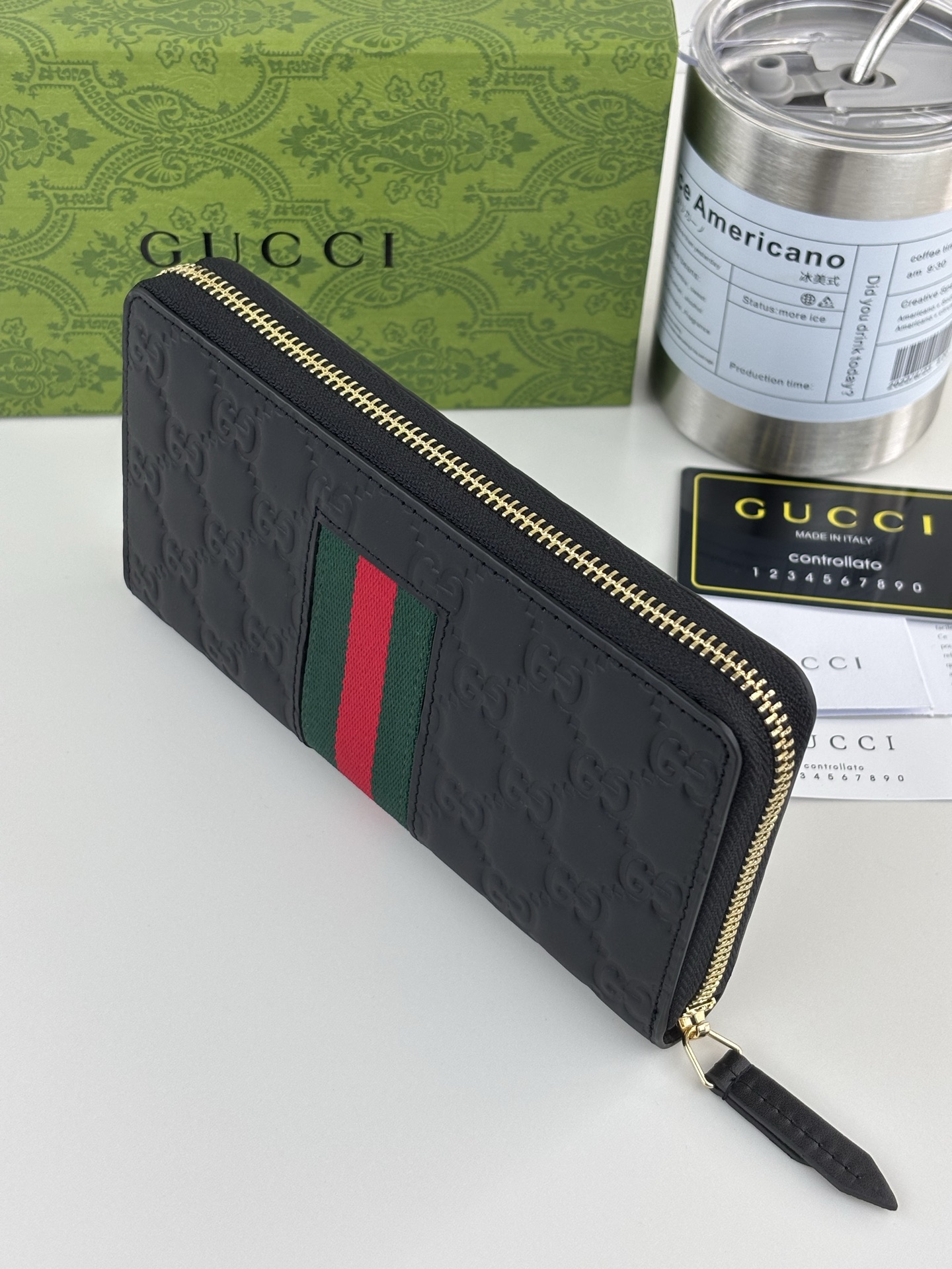 GUCCI 新作 牛皮压花バッグ - 18K金具・精細な油辺仕上げ