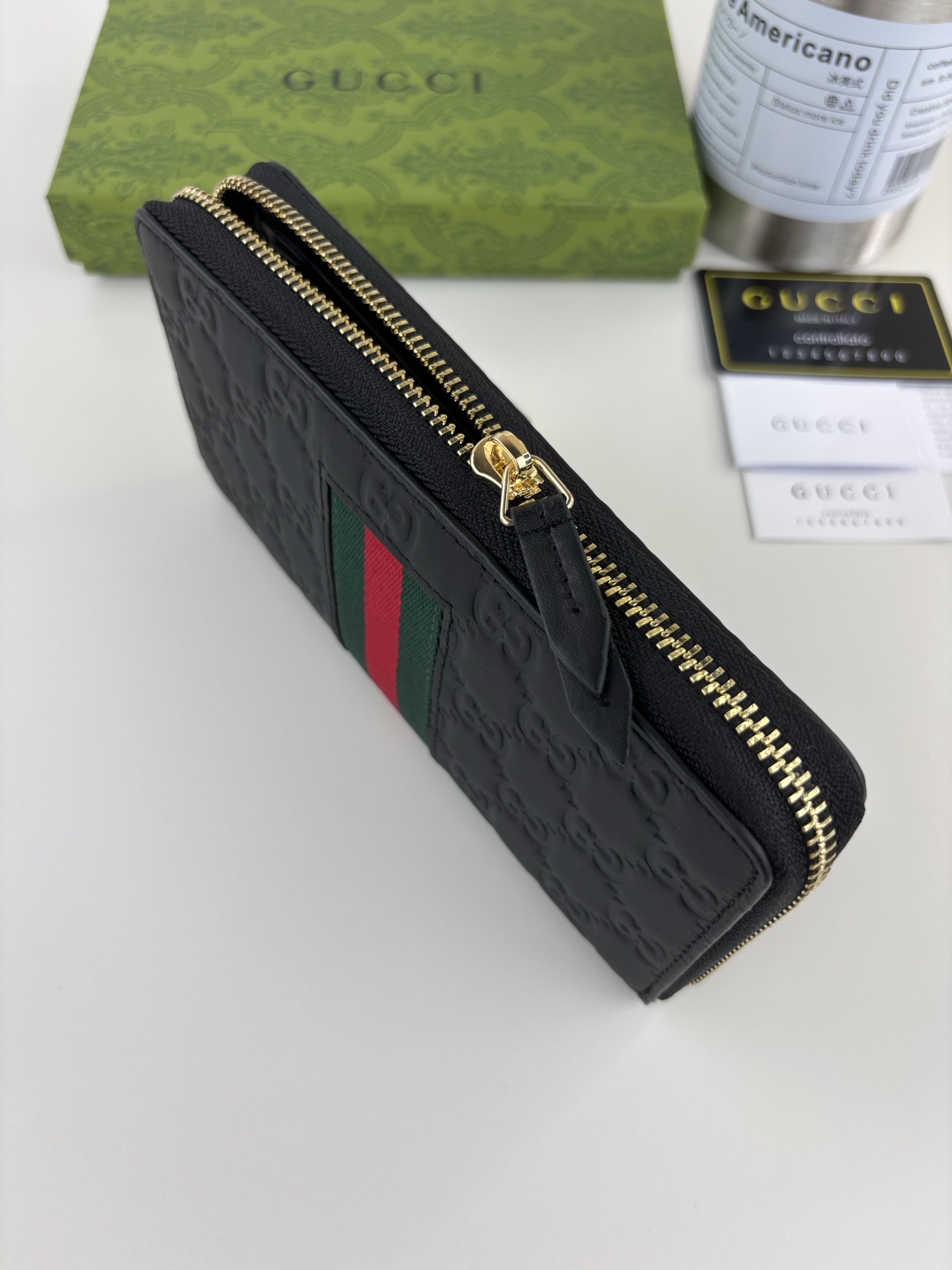 GUCCI 新作 牛皮压花バッグ - 18K金具・精細な油辺仕上げ