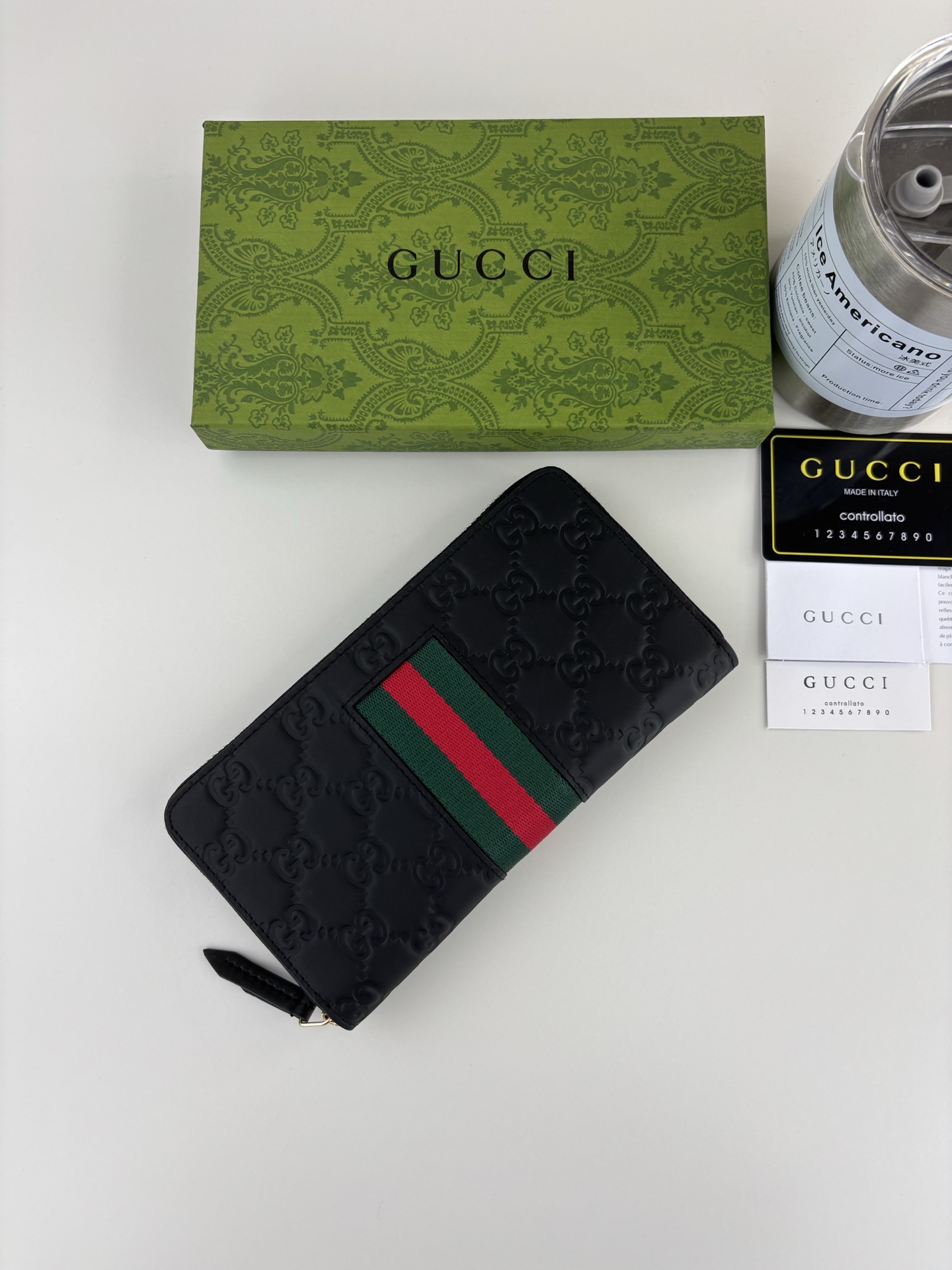GUCCI 新作 牛皮压花バッグ - 18K金具・精細な油辺仕上げ