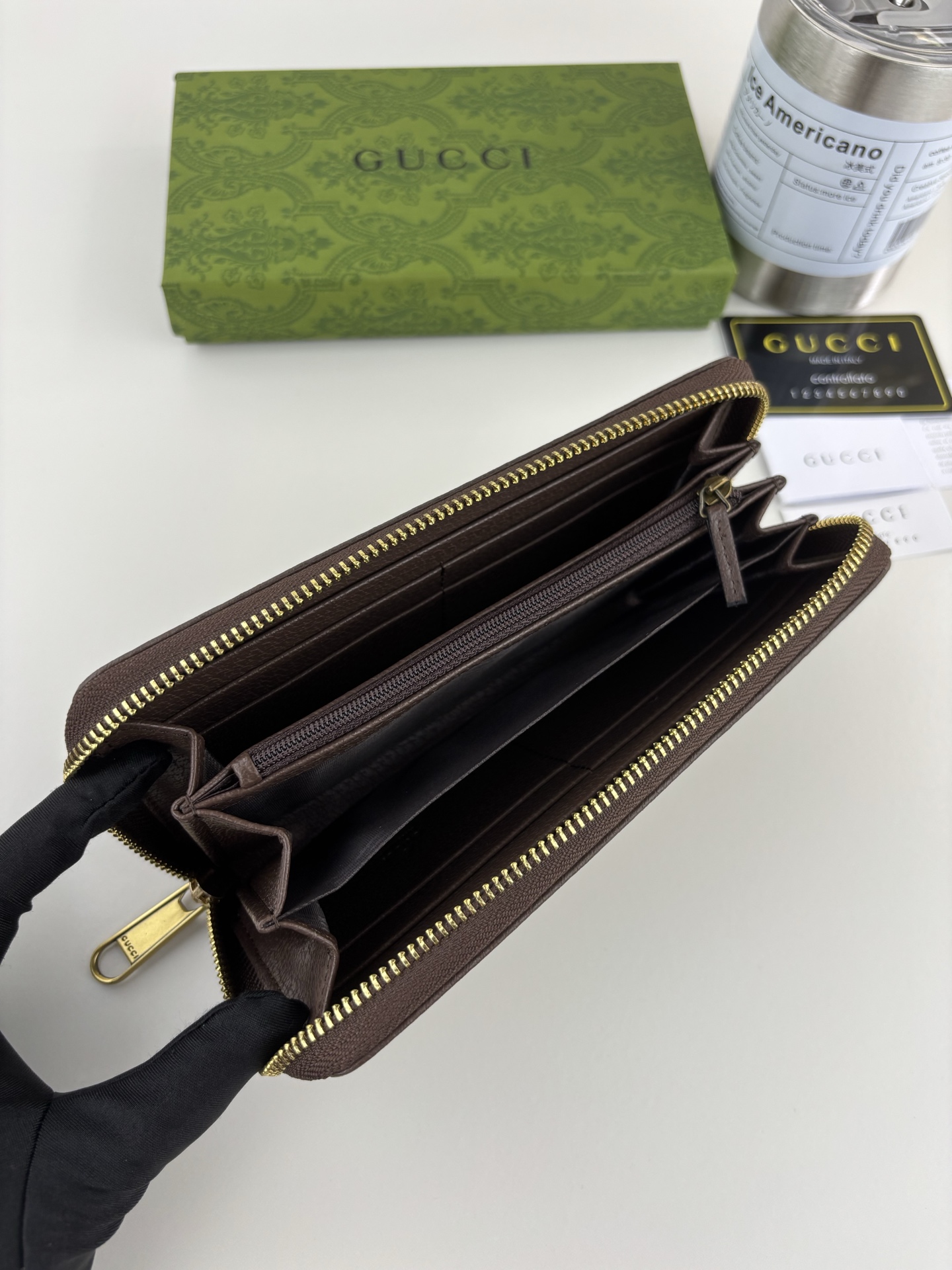 GUCCl 全拉链式財布 - モダンなデザインと高い識別性