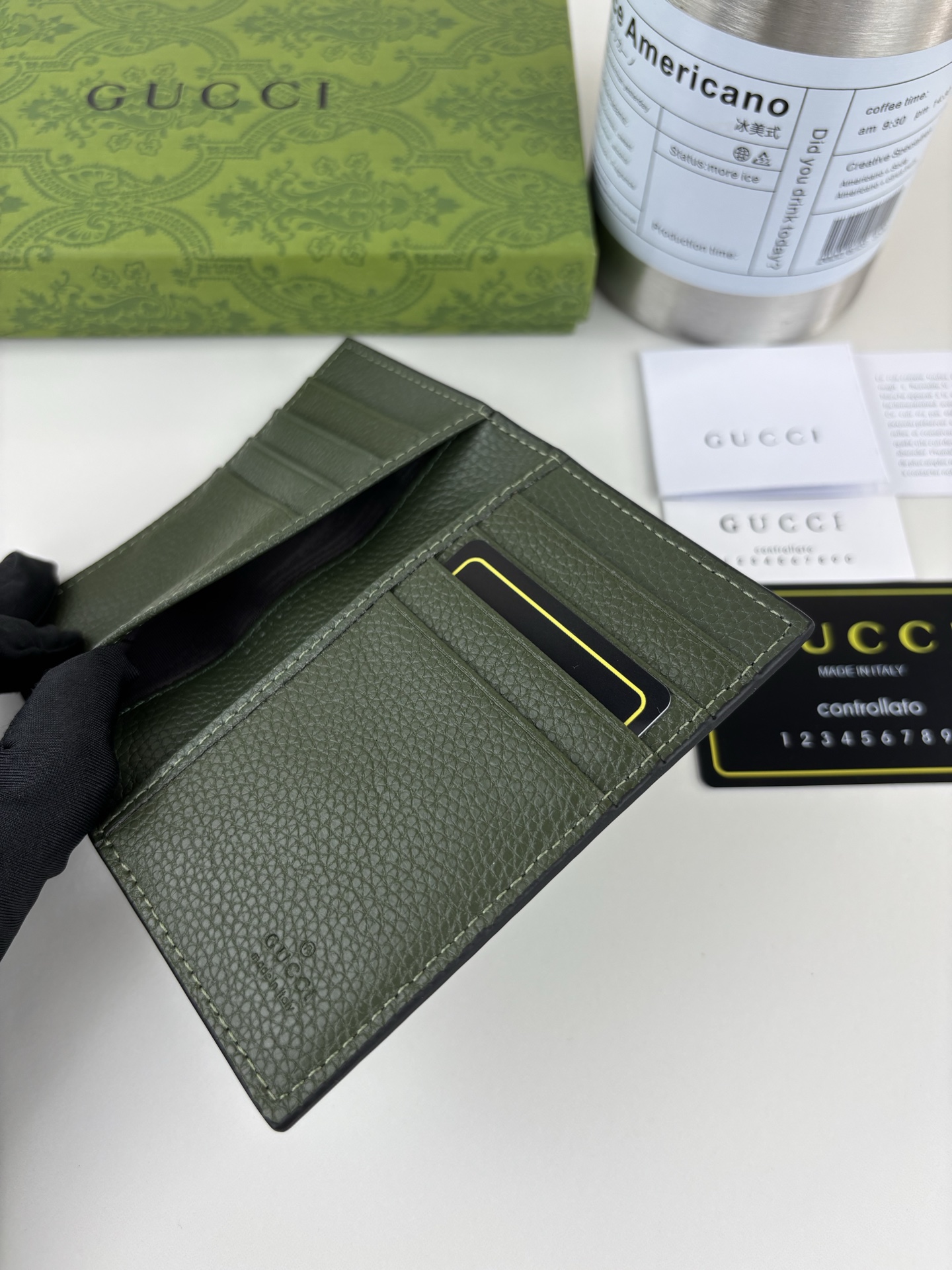 GUCCl GGグリーンレザー小物入れ - 高級感あふれるデザイン