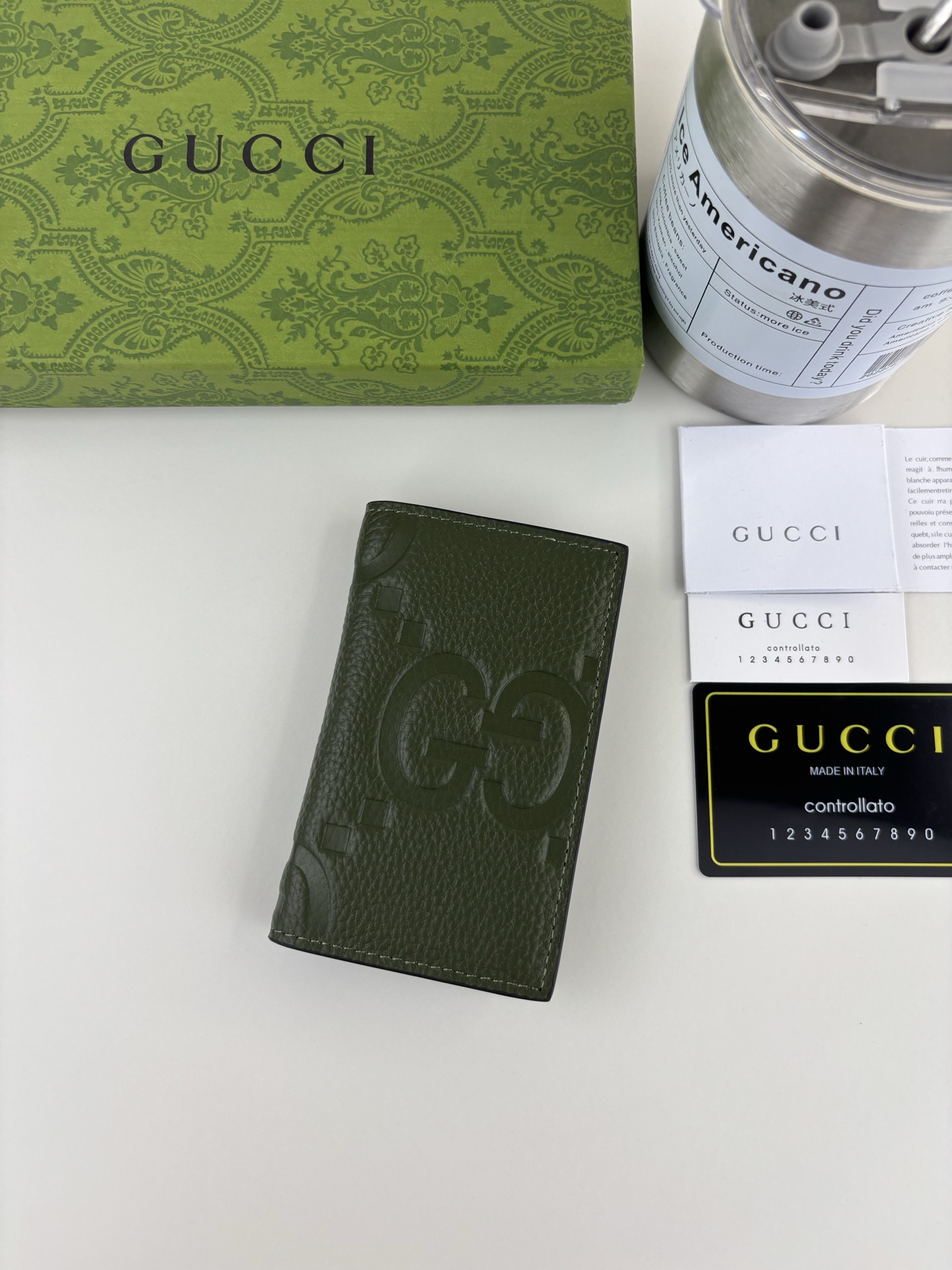 GUCCl GGグリーンレザー小物入れ - 高級感あふれるデザイン