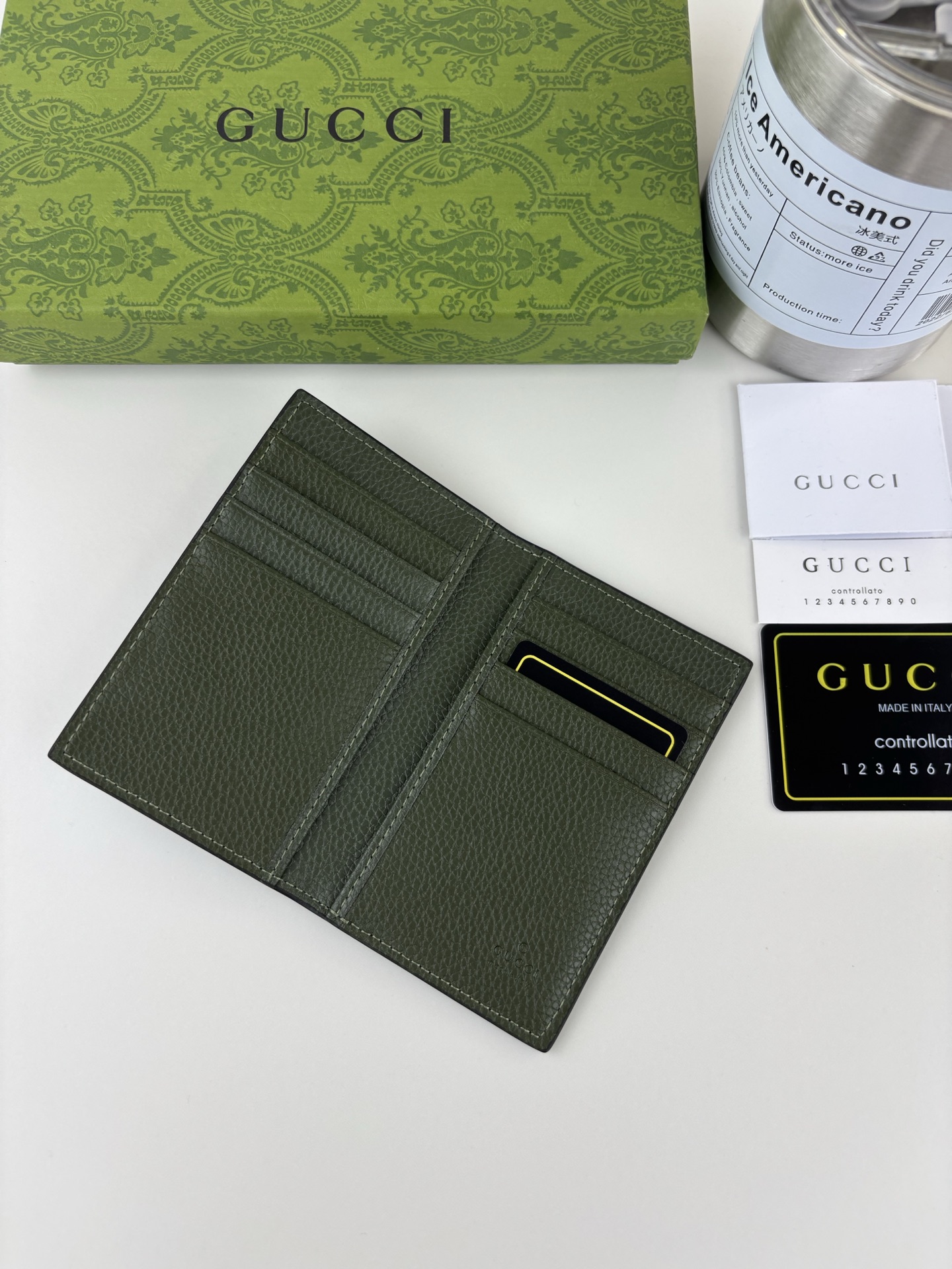 GUCCl GGグリーンレザー小物入れ - 高級感あふれるデザイン