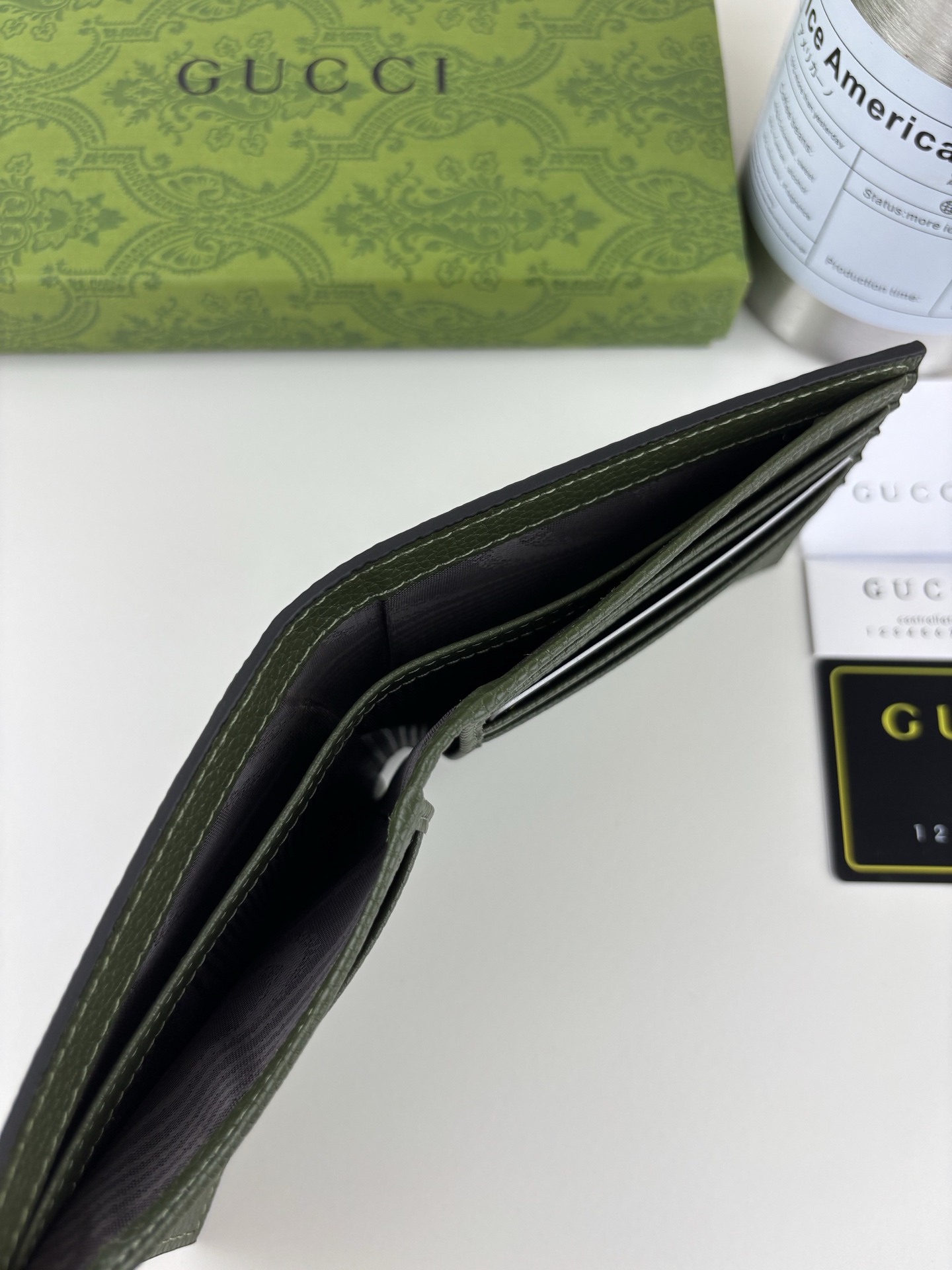 Gucci GG印花財布 - グリーンレザーの個性あふれるデザイン