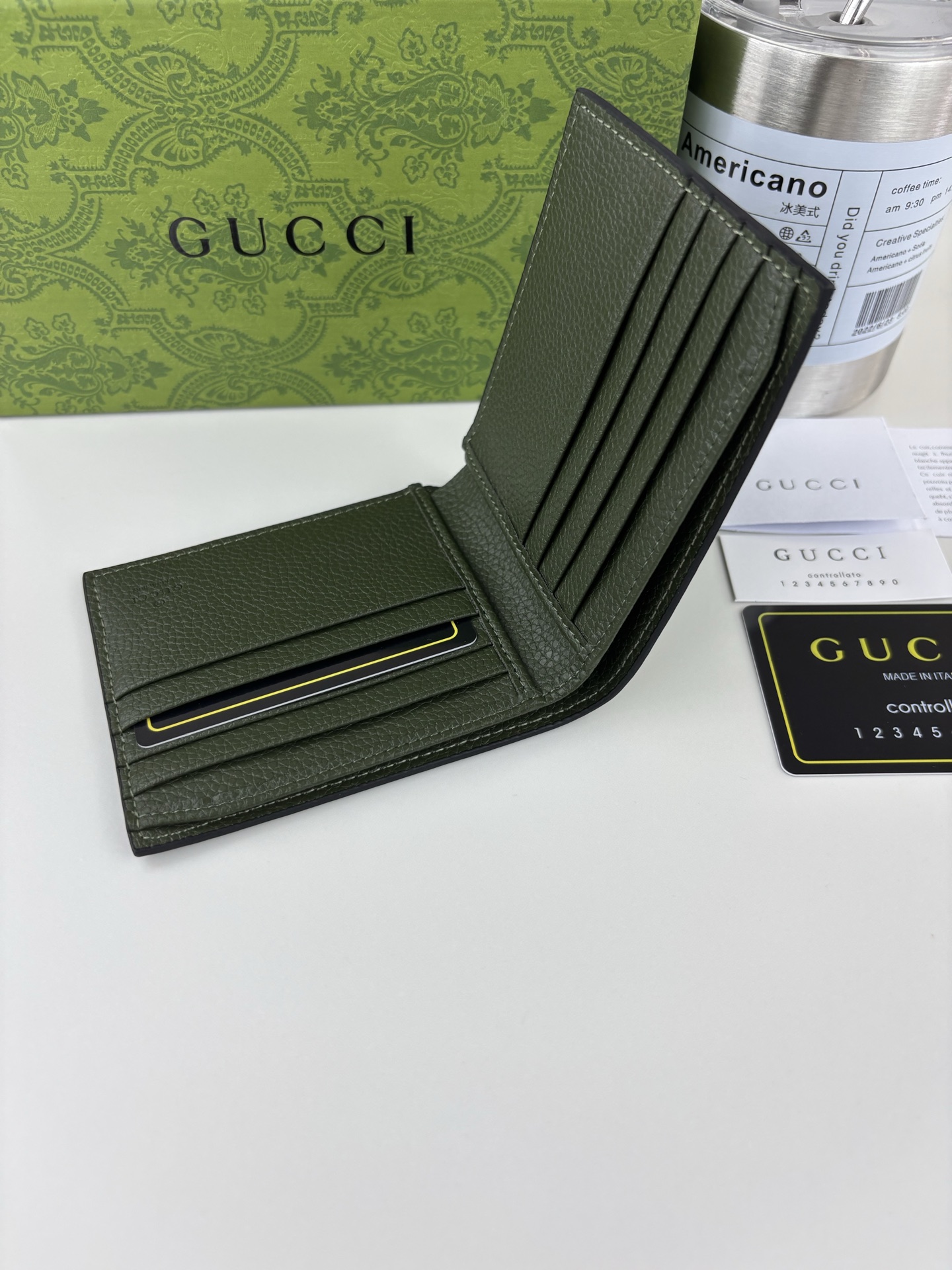 Gucci GG印花財布 - グリーンレザーの個性あふれるデザイン