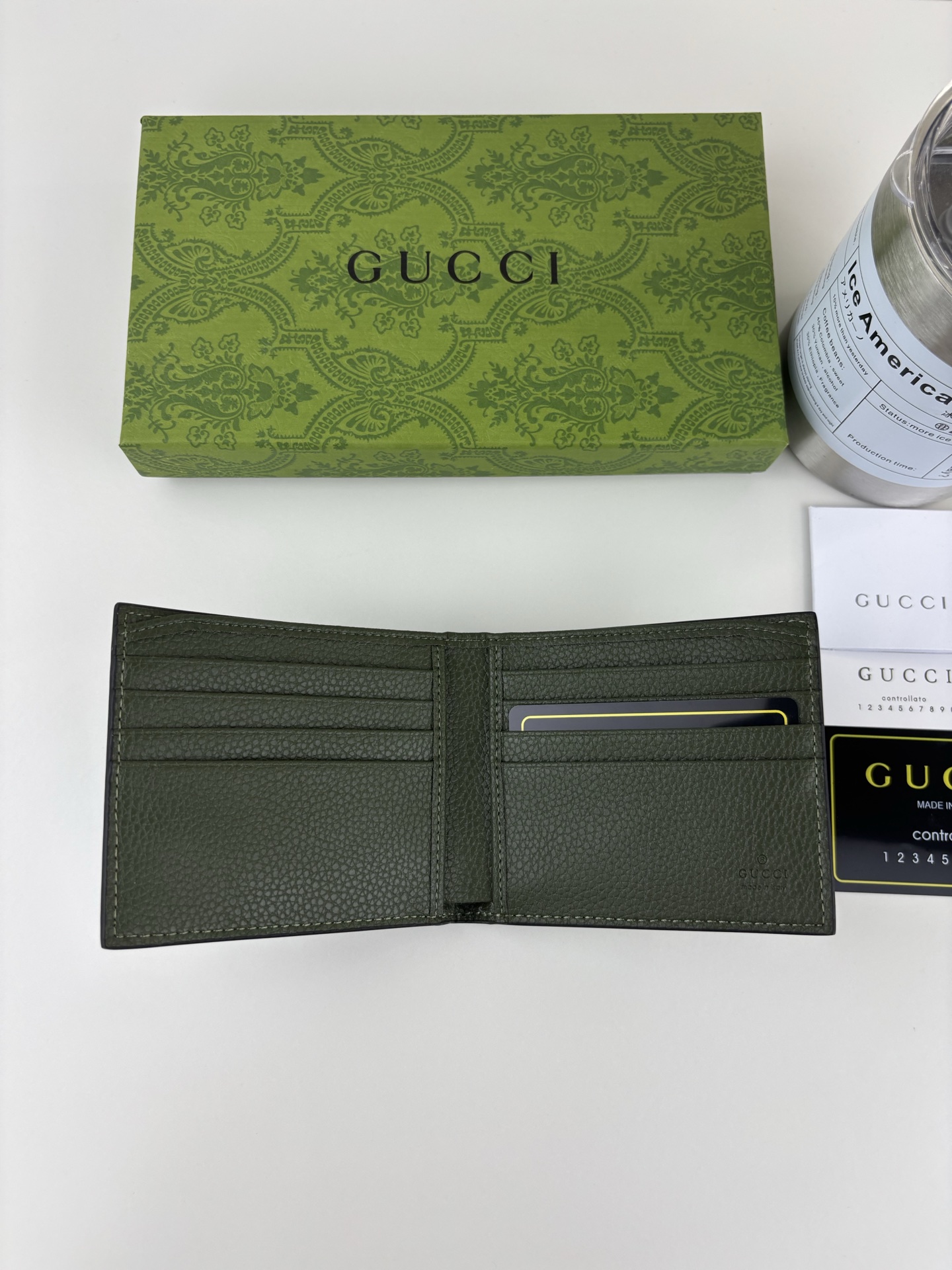 Gucci GG印花財布 - グリーンレザーの個性あふれるデザイン