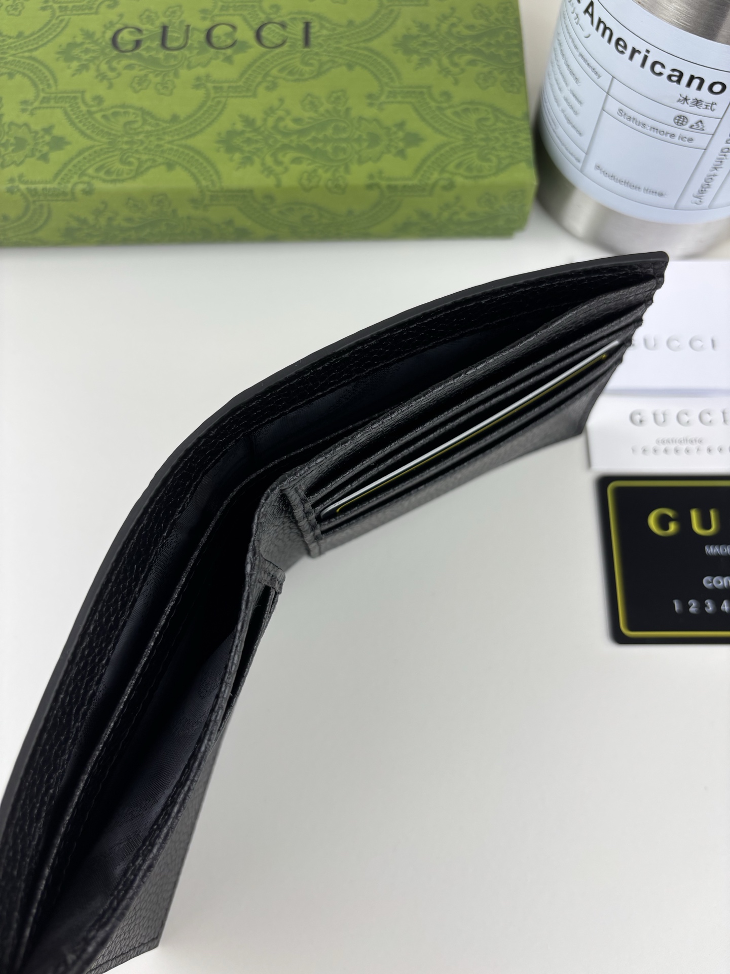 Gucci GG印花財布 - 鮮やかなグリーンレザーで個性を演出