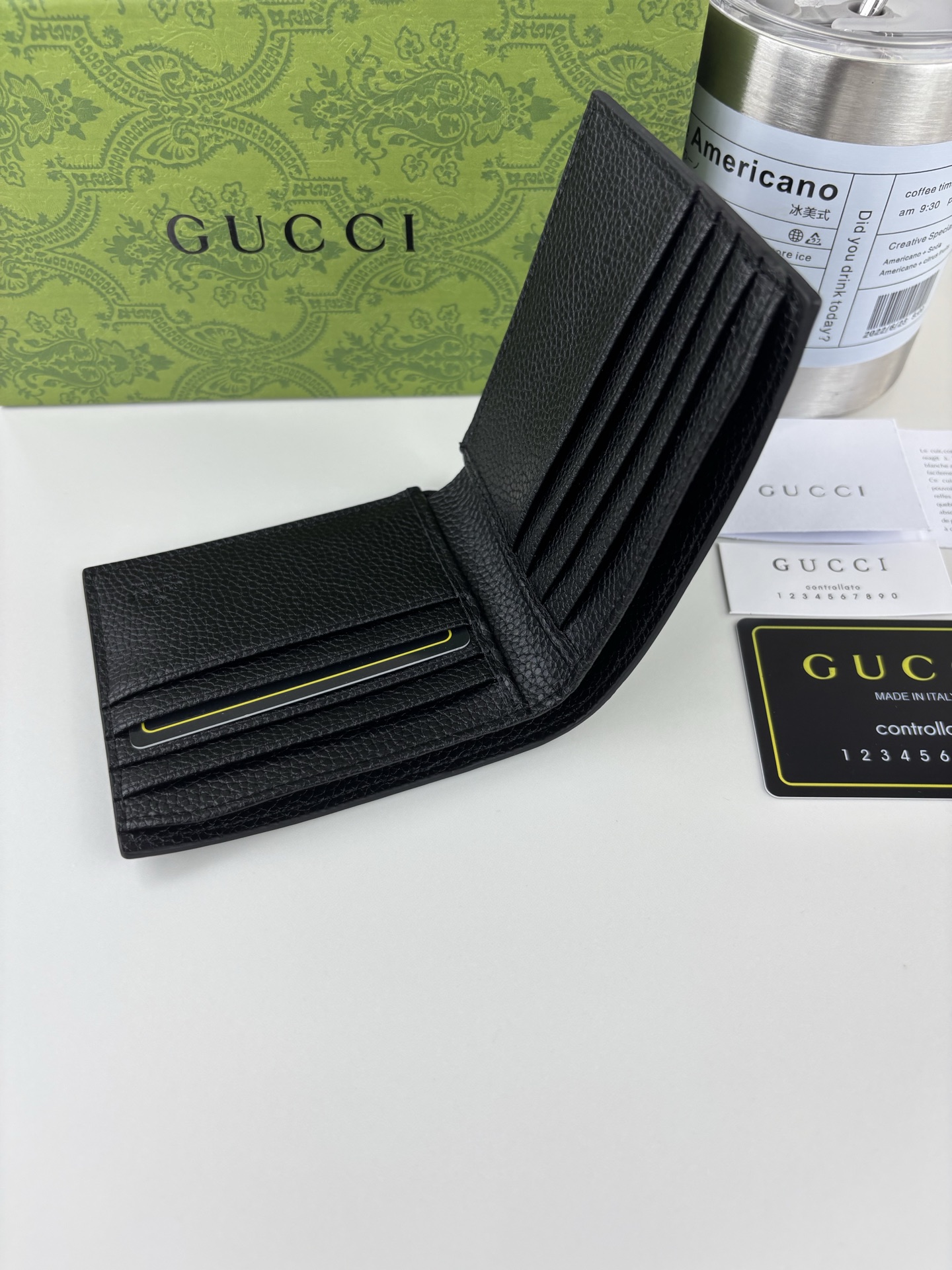 Gucci GG印花財布 - 鮮やかなグリーンレザーで個性を演出