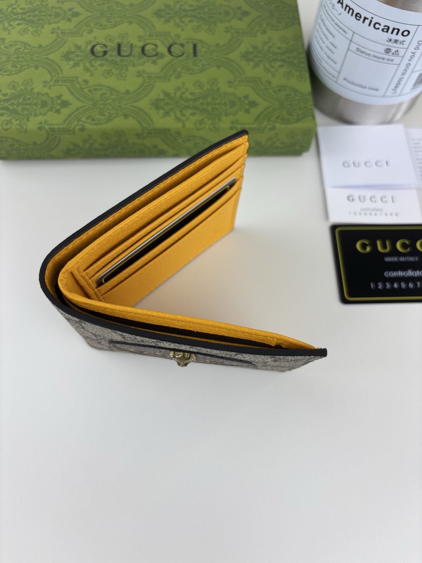 GUCCl 杏色GG Supreme PVC短式財布 - 虎頭デザインと精巧な仕上げ