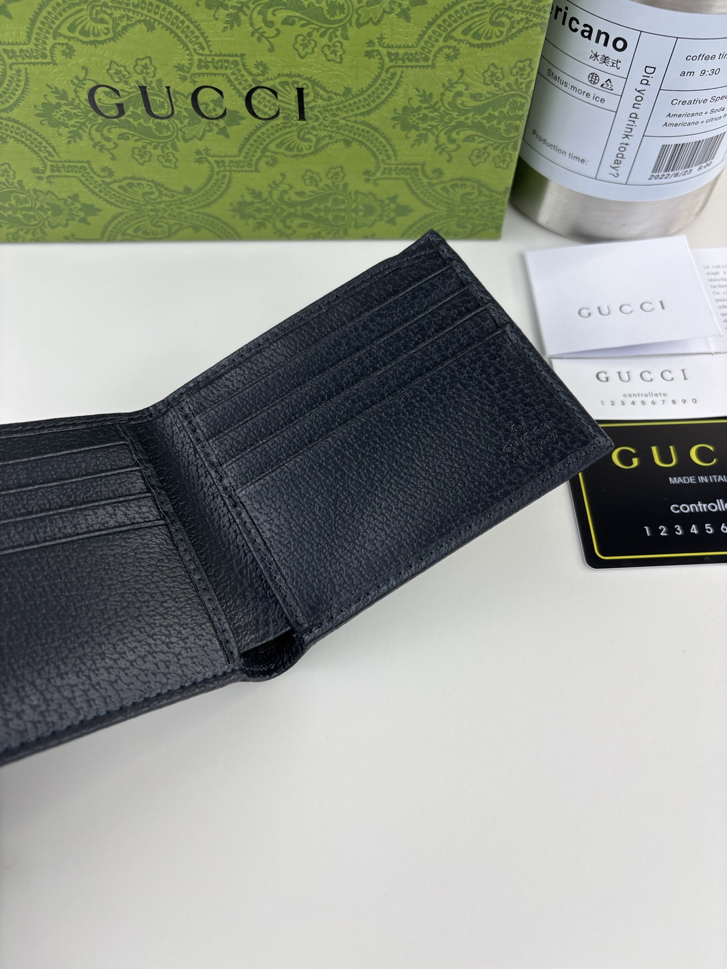 GUCCI ブルーGG Supreme 長財布 シンプルでエレガントなデザイン