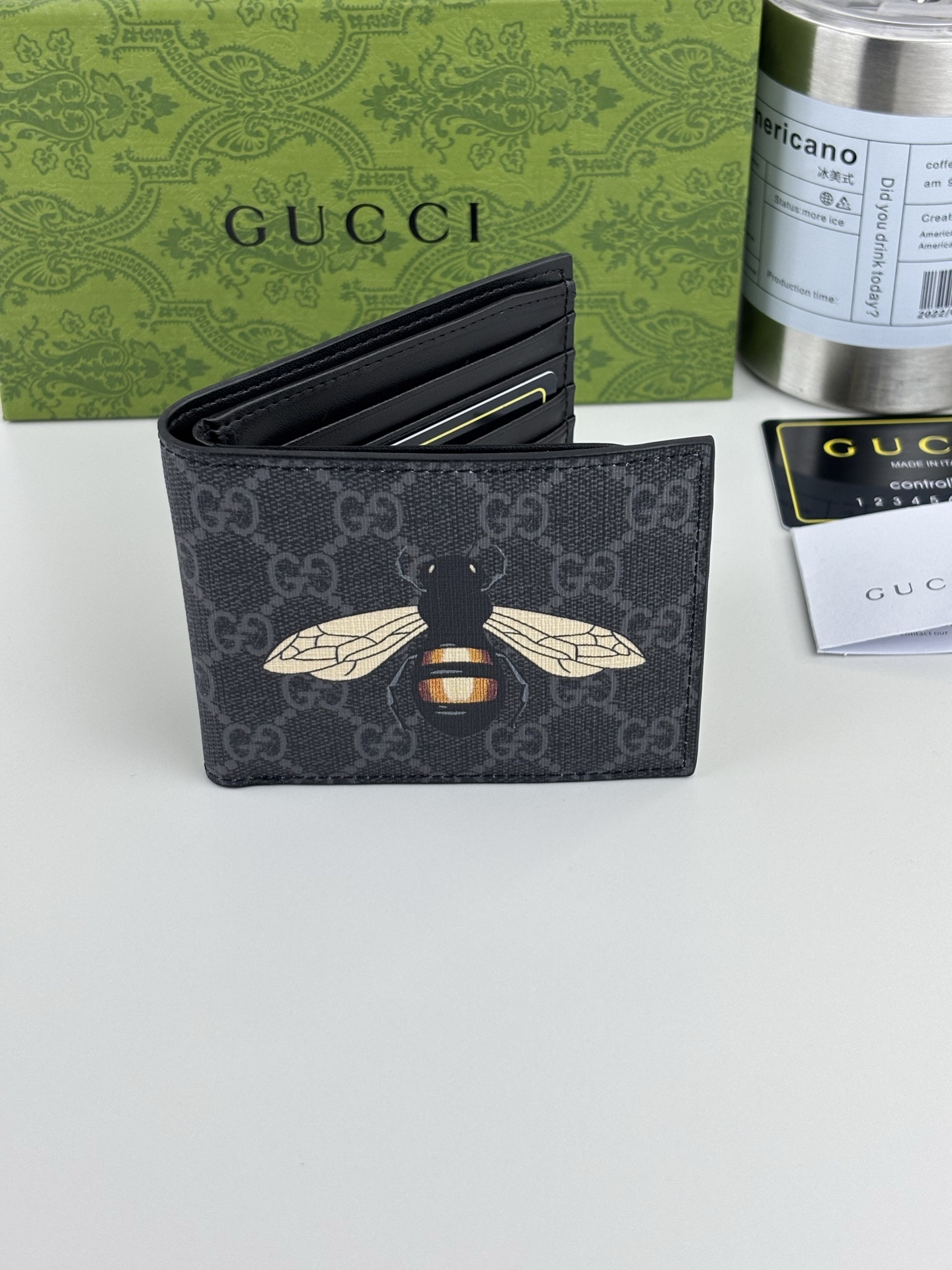 GUCCI メンズ短財布 ブラックレザー PVC素材 最新蜜蜂ロゴ