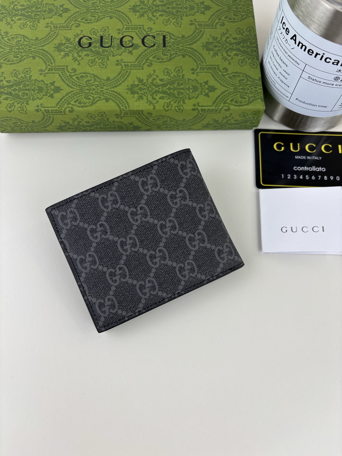 GUCCI メンズ短財布 ブラックレザー PVC素材 最新蜜蜂ロゴ