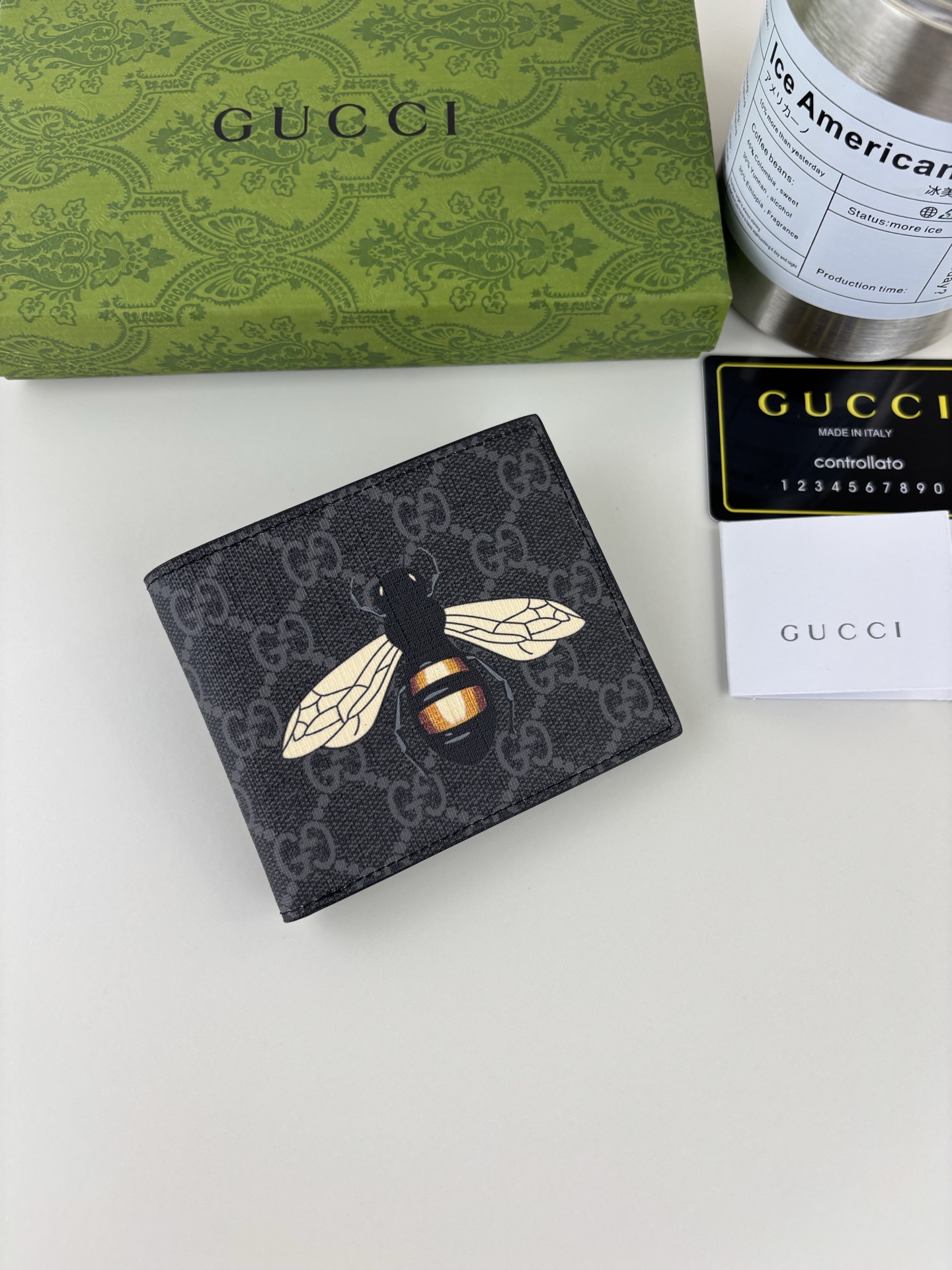 GUCCI メンズ短財布 ブラックレザー PVC素材 最新蜜蜂ロゴ