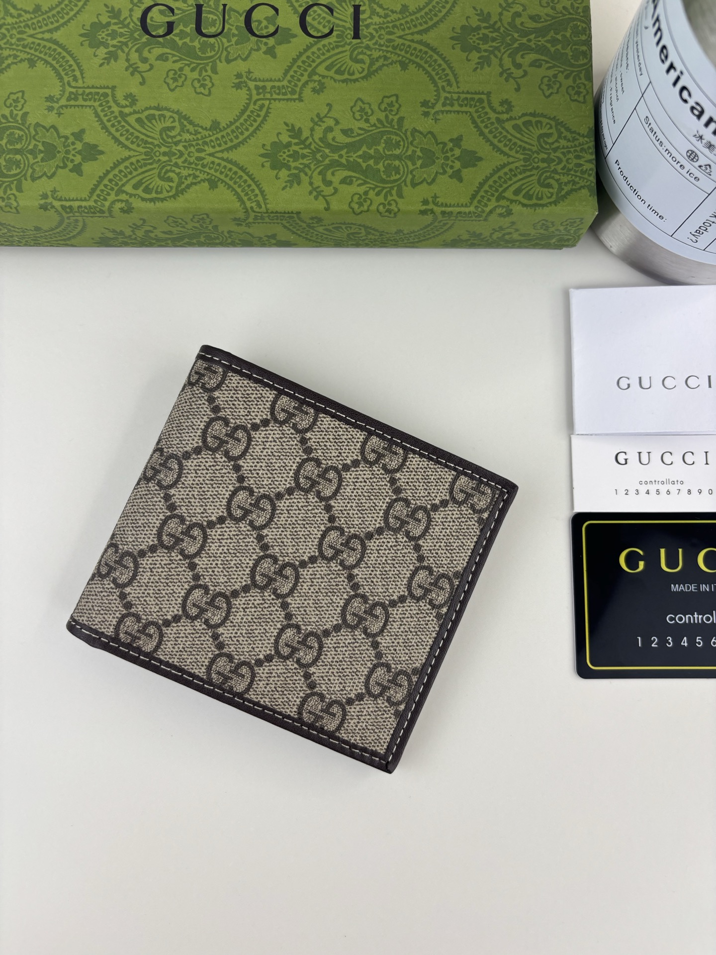 GUCCI シンプルな短財布 GG Supreme 帆布製