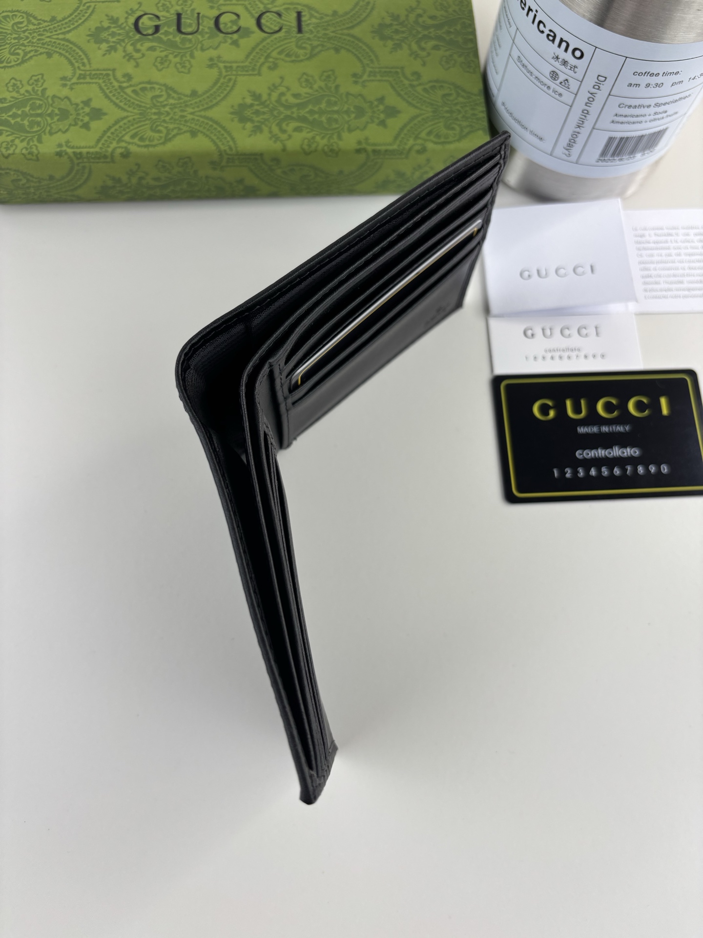 GUCCI ブラックGG Supreme 短財布 環境に優しい素材使用