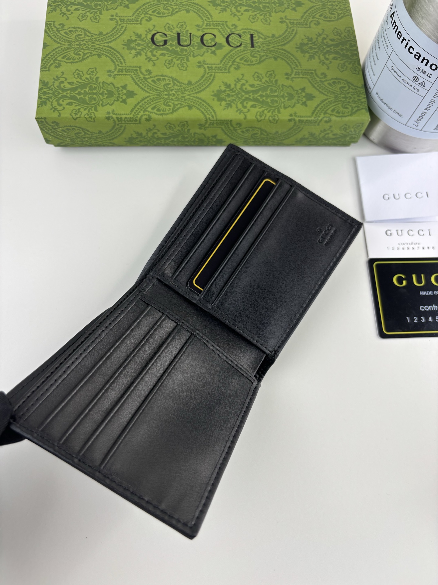 GUCCI ブラックGG Supreme 短財布 環境に優しい素材使用