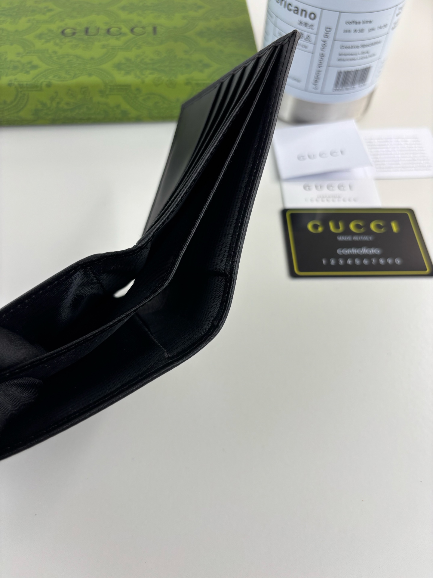 GUCCI ブラックGG Supreme 短財布 環境に優しい素材使用
