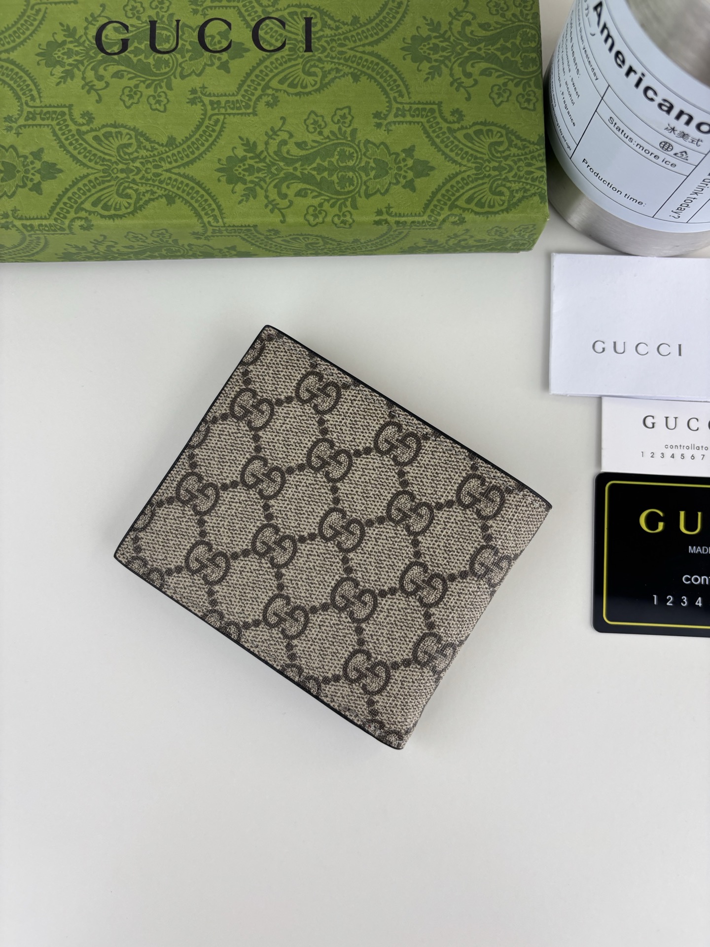 Gucci メンズ財布 GG SupremeとレッドGGのコンビネーション