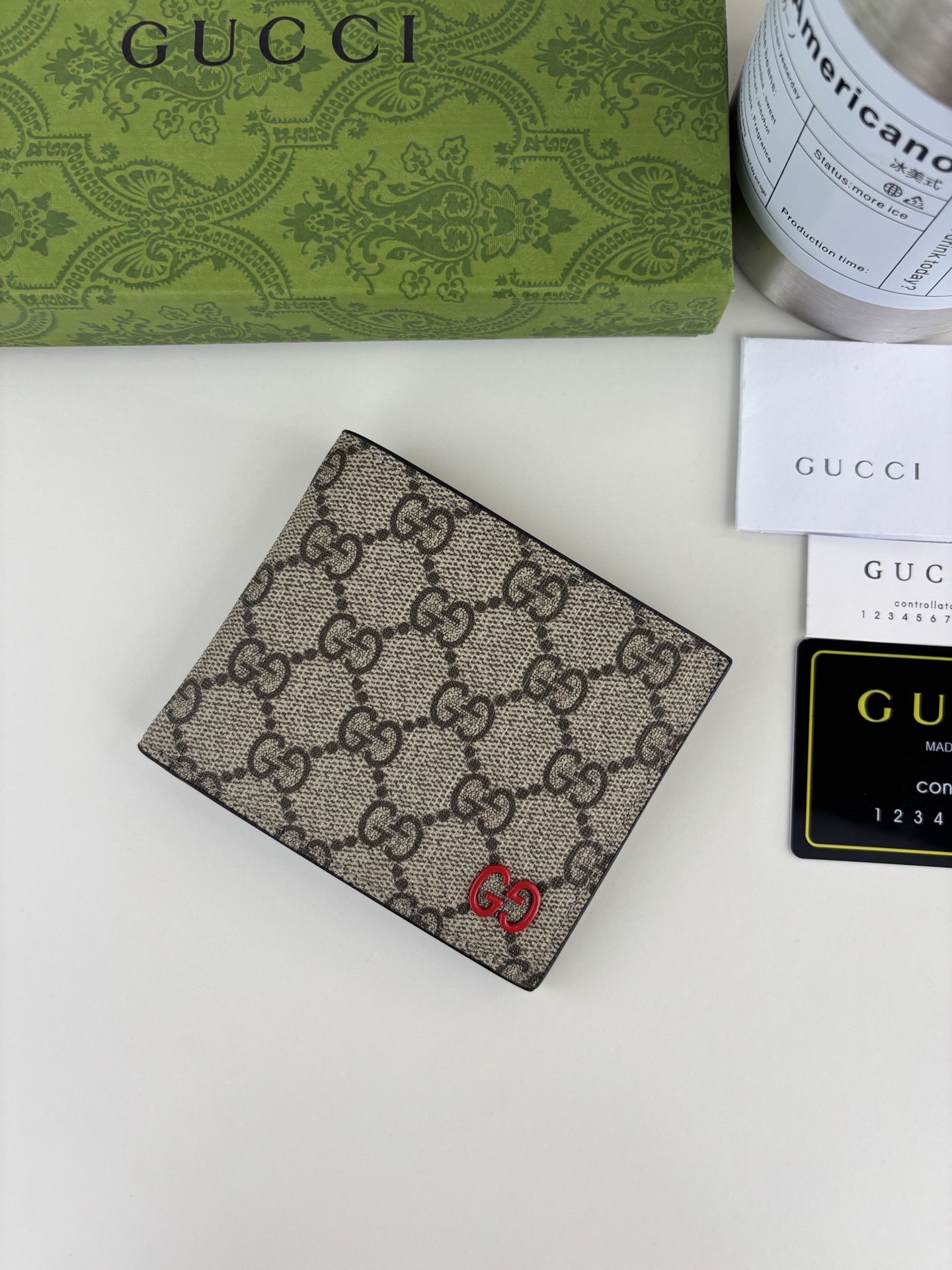 Gucci メンズ財布 GG SupremeとレッドGGのコンビネーション