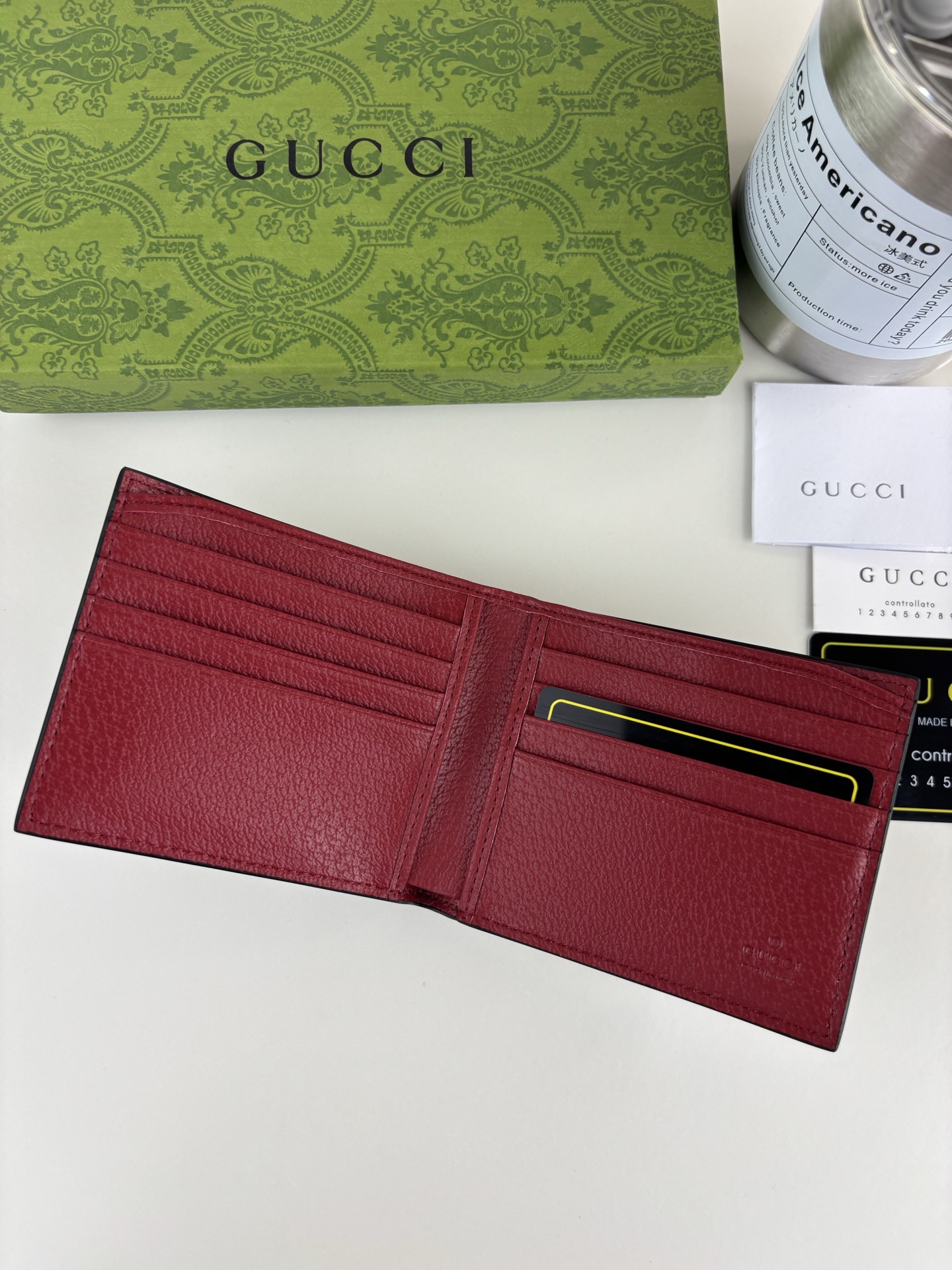 Gucci メンズ財布 GG SupremeとレッドGGのコンビネーション