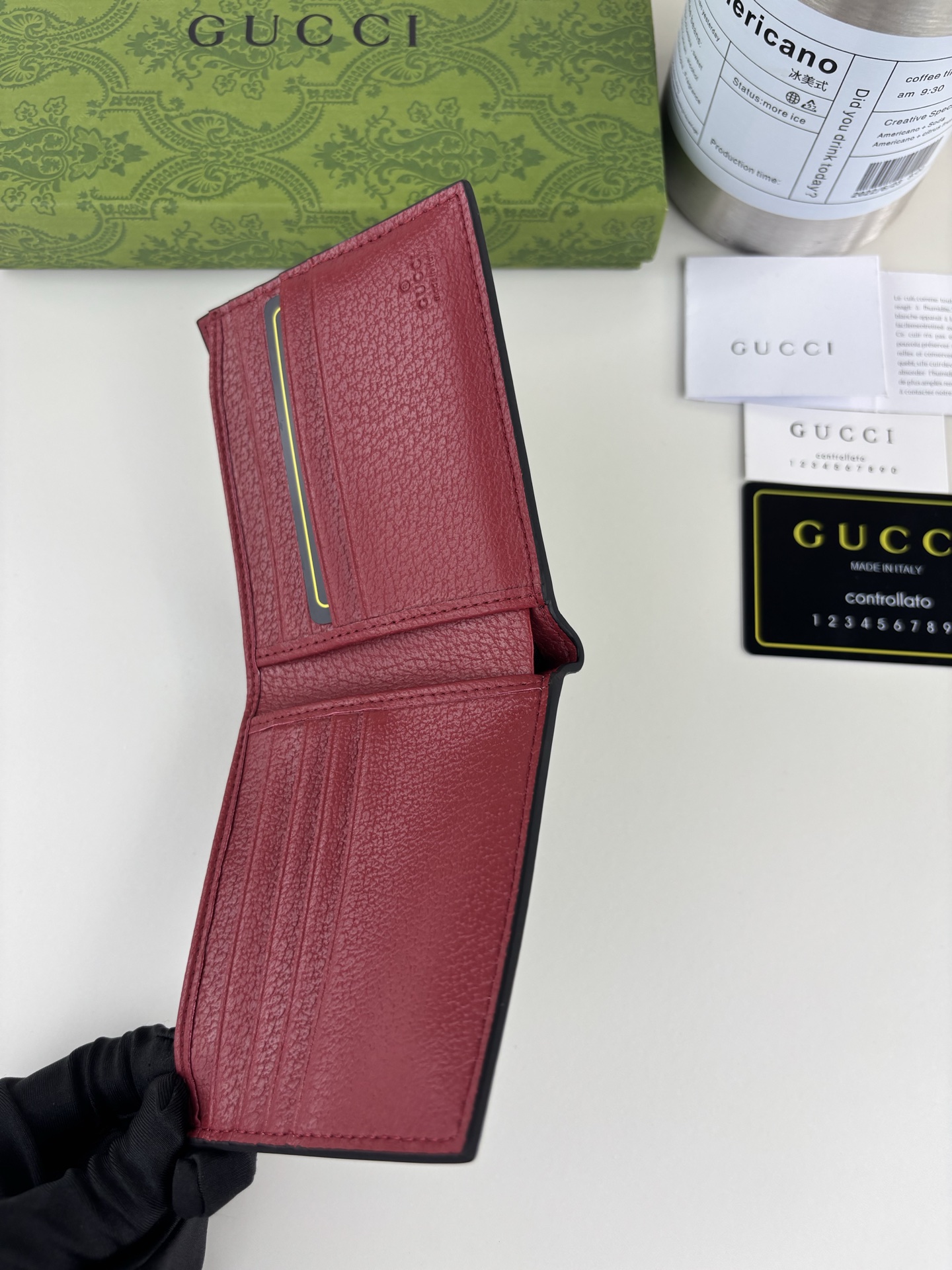 Gucci メンズ財布 GG SupremeとレッドGGのコンビネーション