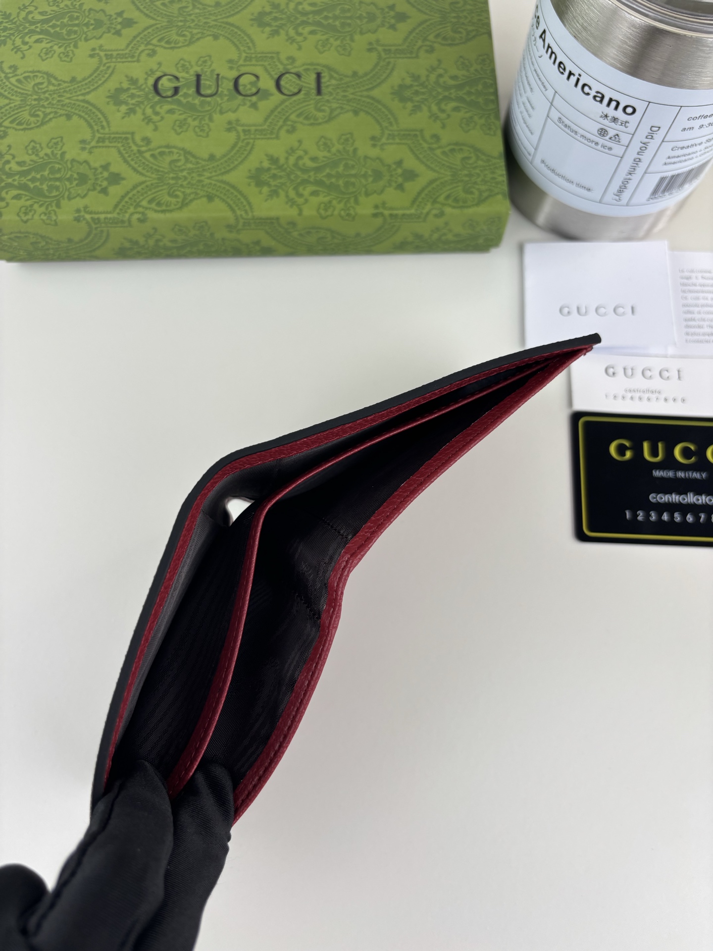 Gucci メンズ財布 GG SupremeとレッドGGのコンビネーション