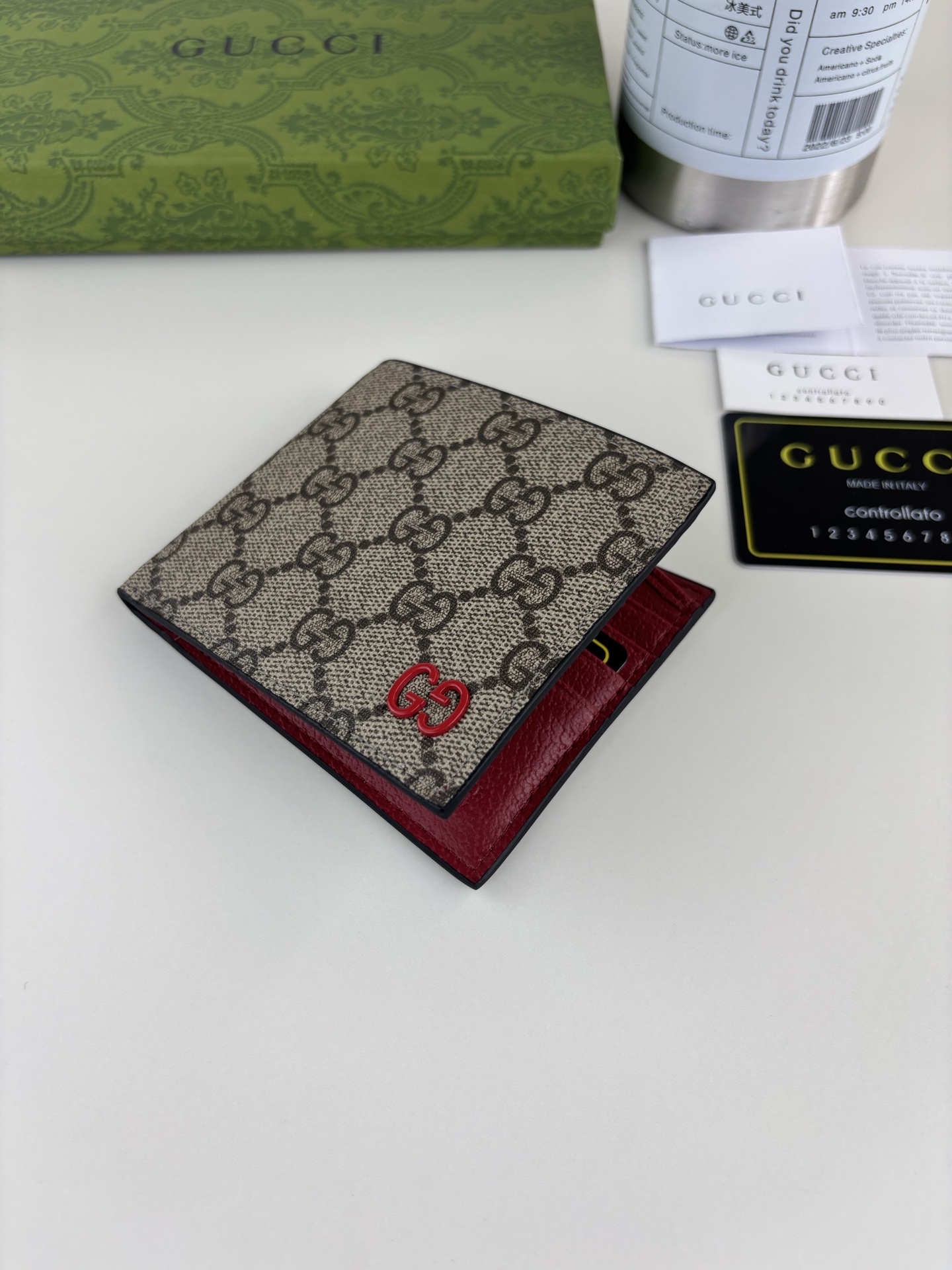 Gucci メンズ財布 GG SupremeとレッドGGのコンビネーション
