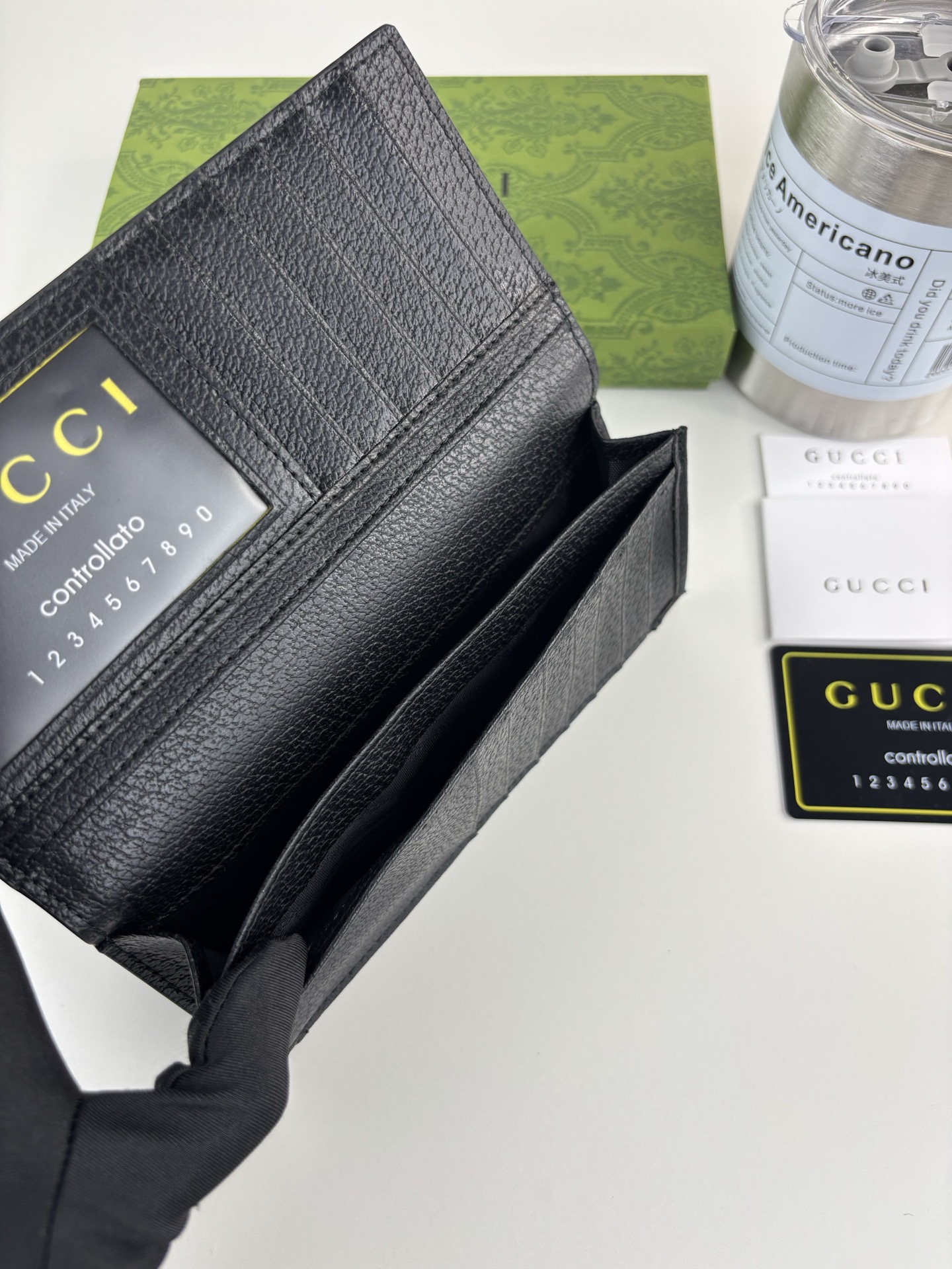 GUCCl アニマリエ長皮財布 - 高級猪革と古銅蜜蜂ロゴ