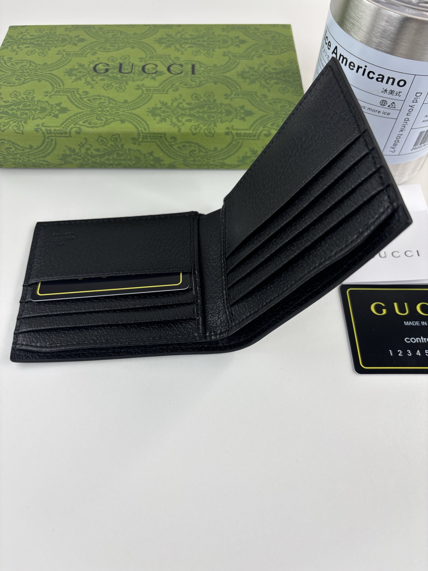 GUCCl animalier短皮夹 - 黒色・スタイリッシュな必需品