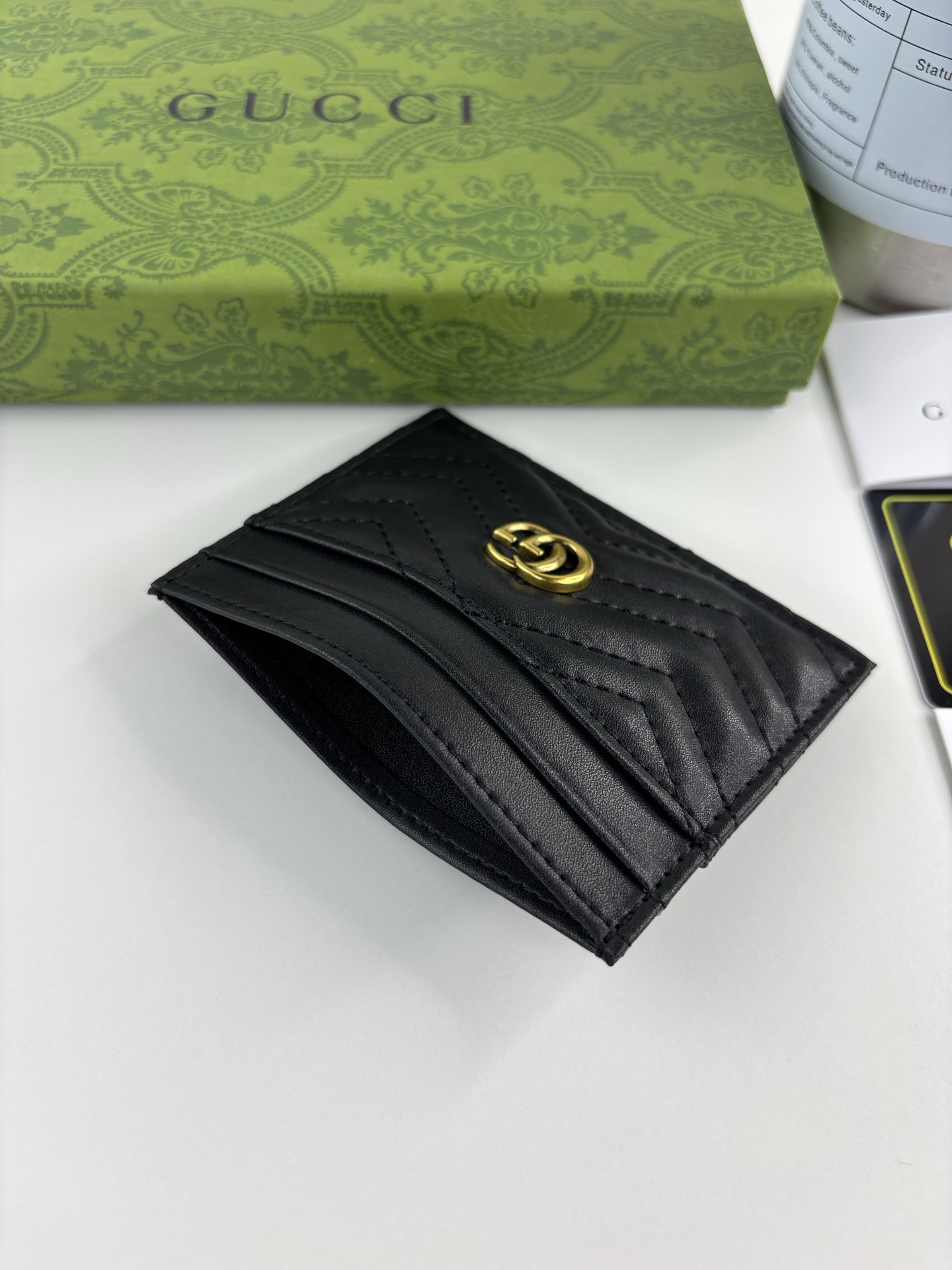 GUCCl 最新～GG Marmont 卡片夹人形纹绗缝，背面配以 GG 标志形纹，古铜五金配饰 款号：   尺寸:  