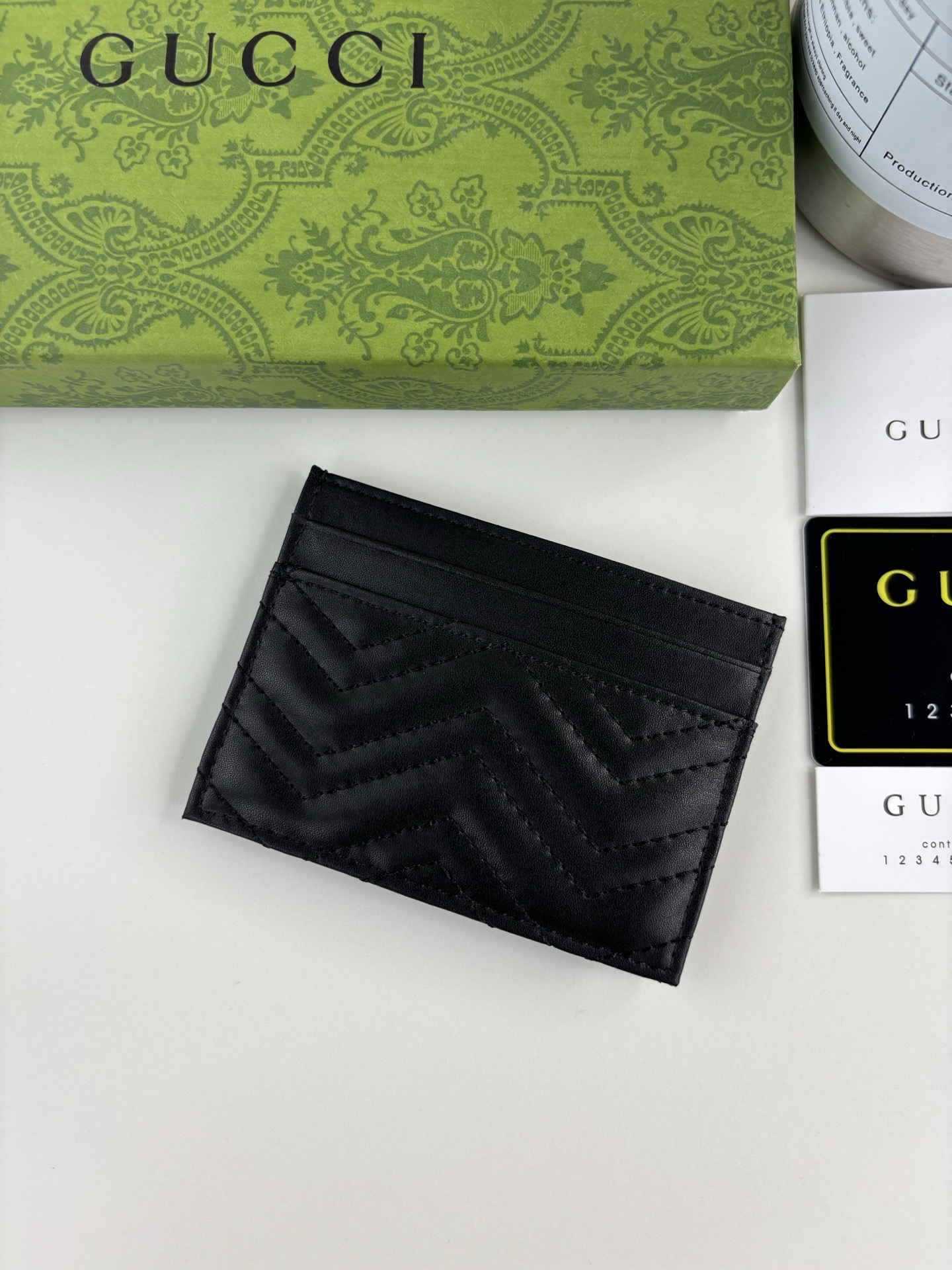 GUCCl 最新～GG Marmont 卡片夹人形纹绗缝，背面配以 GG 标志形纹，古铜五金配饰 款号：   尺寸:  