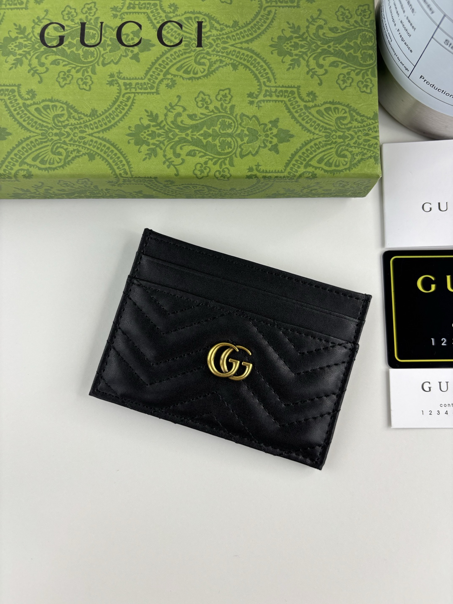 GUCCl 最新～GG Marmont 卡片夹人形纹绗缝，背面配以 GG 标志形纹，古铜五金配饰 款号：   尺寸:  