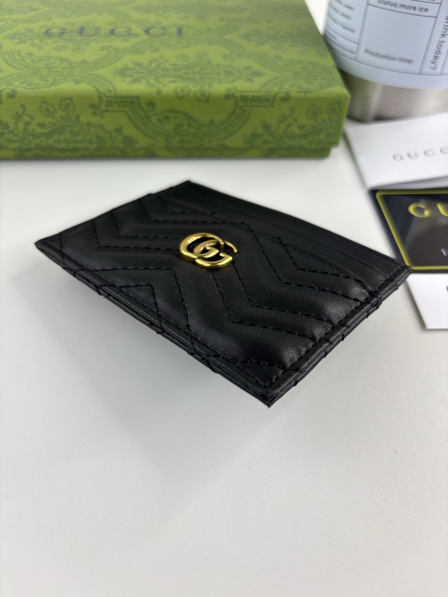 GUCCl 最新～GG Marmont 卡片夹人形纹绗缝，背面配以 GG 标志形纹，古铜五金配饰 款号：   尺寸:  