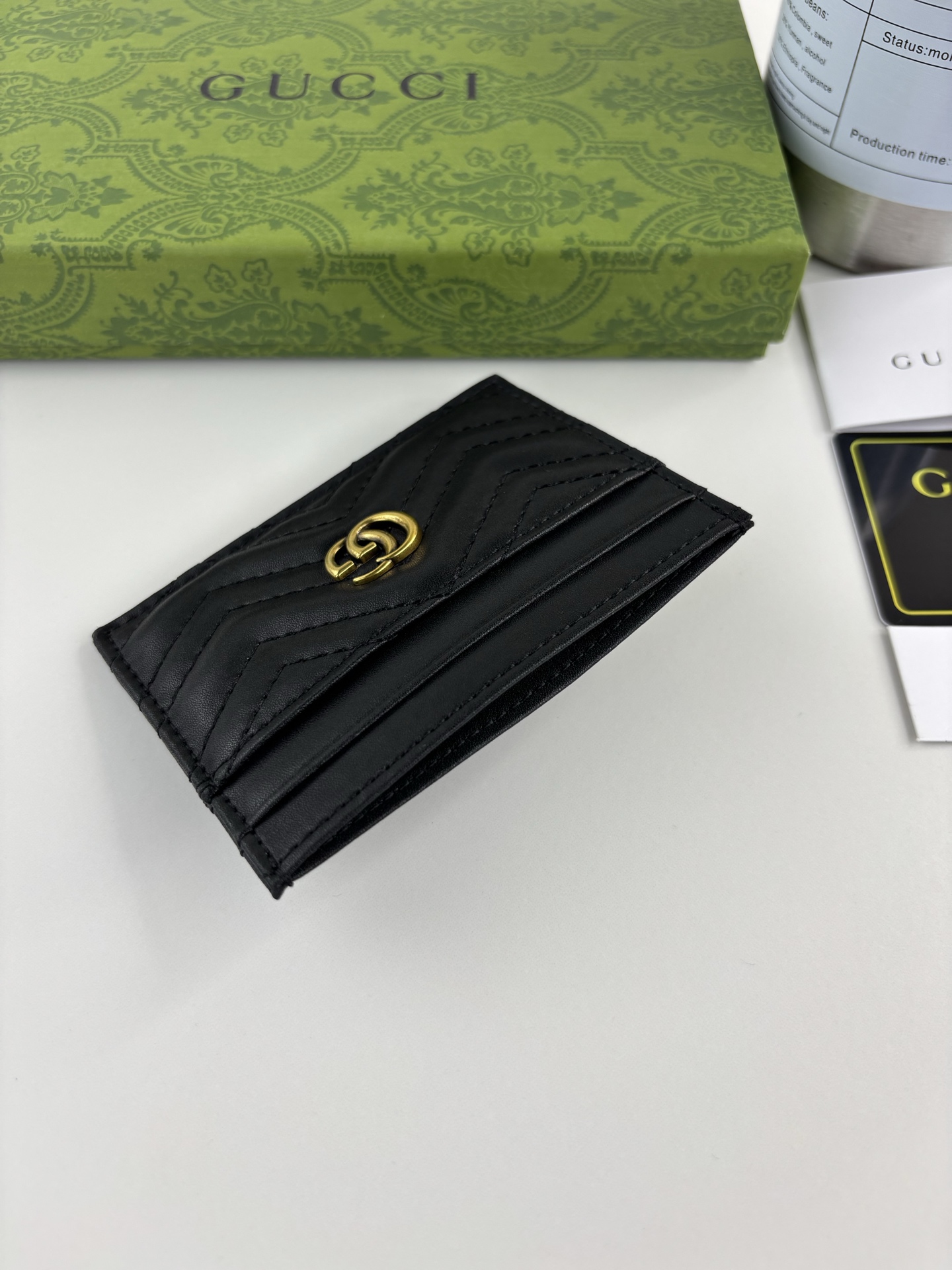 GUCCl 最新～GG Marmont 卡片夹人形纹绗缝，背面配以 GG 标志形纹，古铜五金配饰 款号：   尺寸:  
