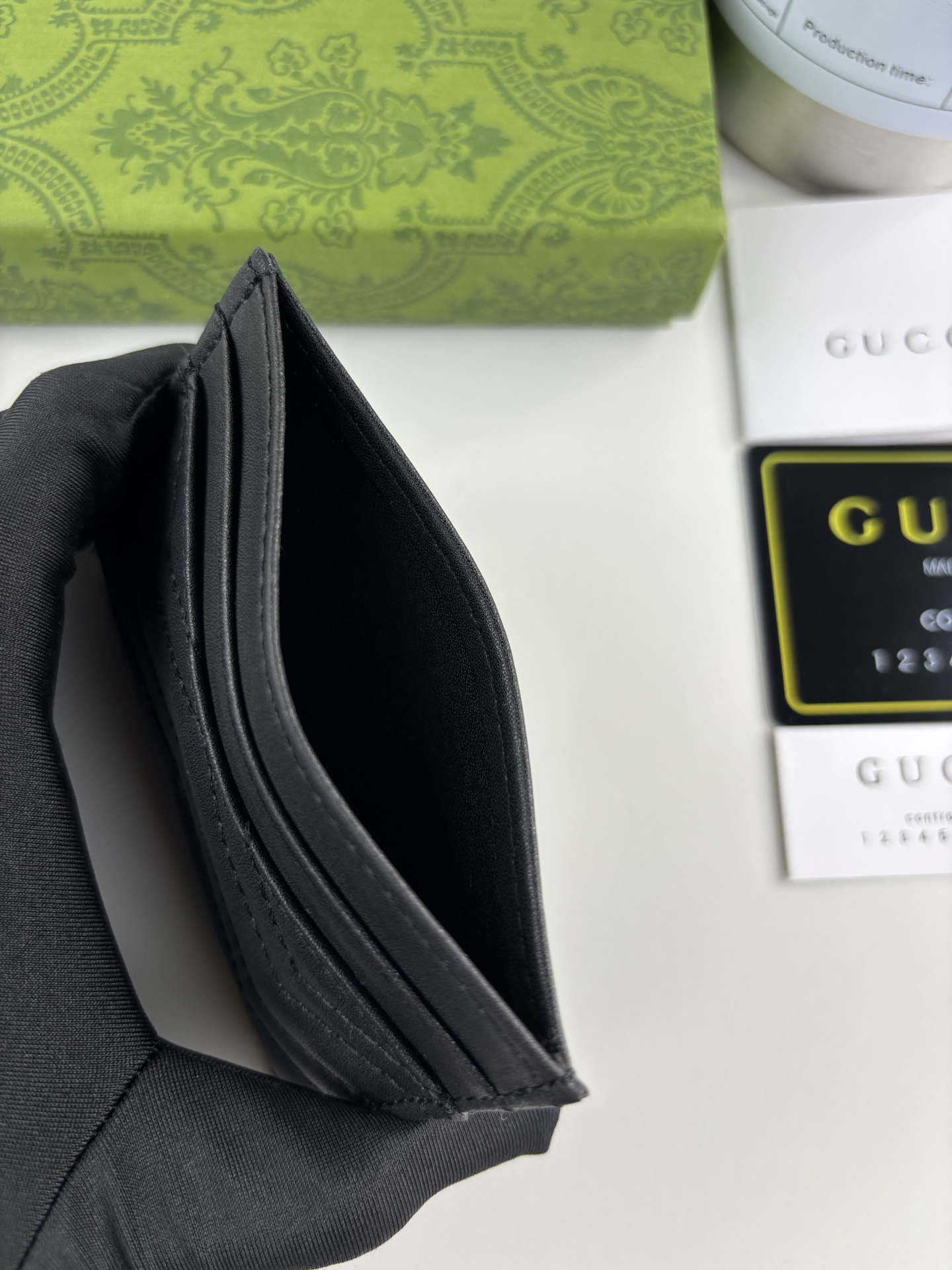 GUCCl 最新～GG Marmont 卡片夹人形纹绗缝，背面配以 GG 标志形纹，古铜五金配饰 款号：   尺寸:  