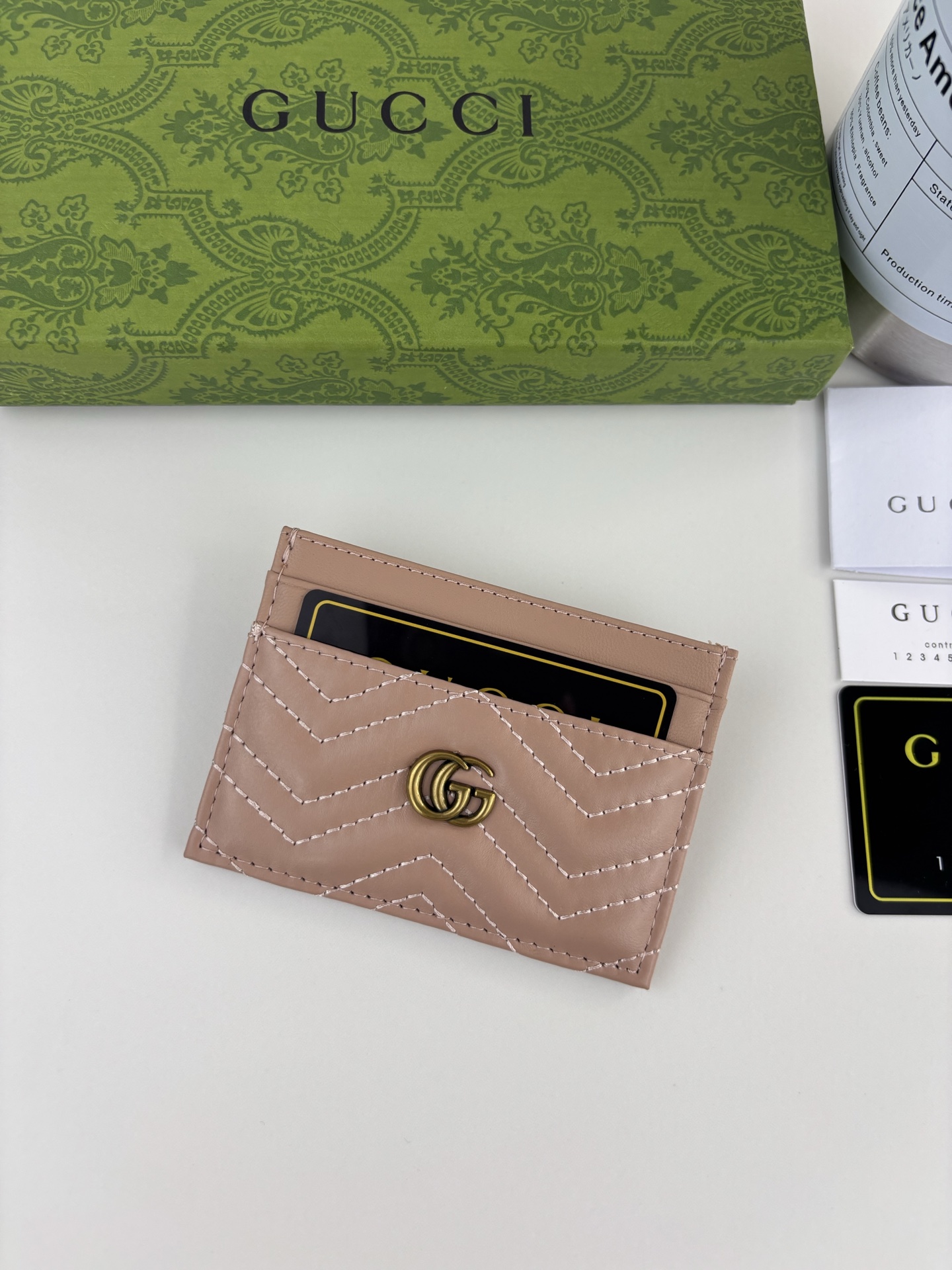 GUCCl 最新～GG Marmont 卡片夹人形纹绗缝，背面配以 GG 标志形纹，古铜五金配饰 款号：   尺寸:  
