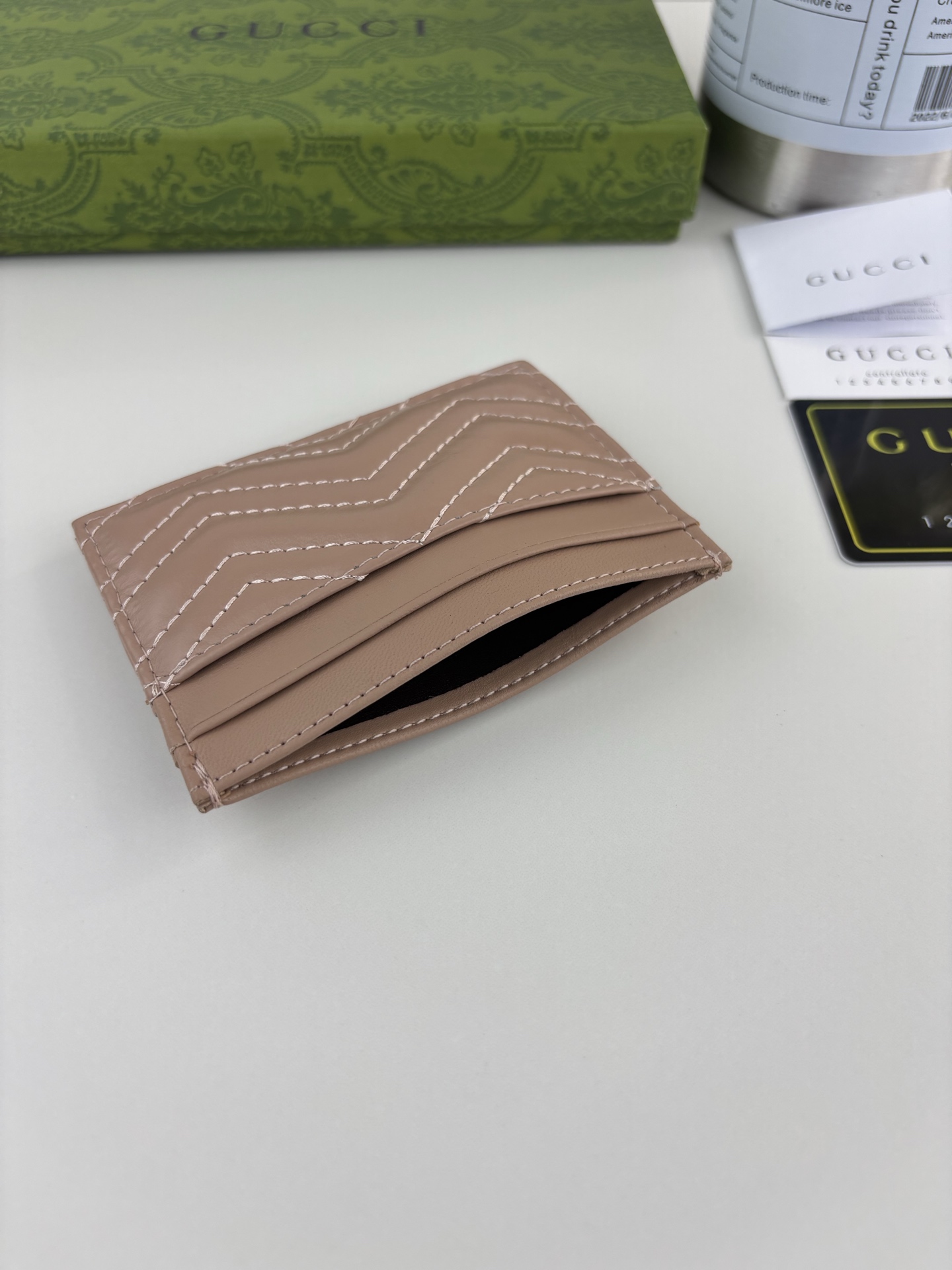GUCCl 最新～GG Marmont 卡片夹人形纹绗缝，背面配以 GG 标志形纹，古铜五金配饰 款号：   尺寸:  