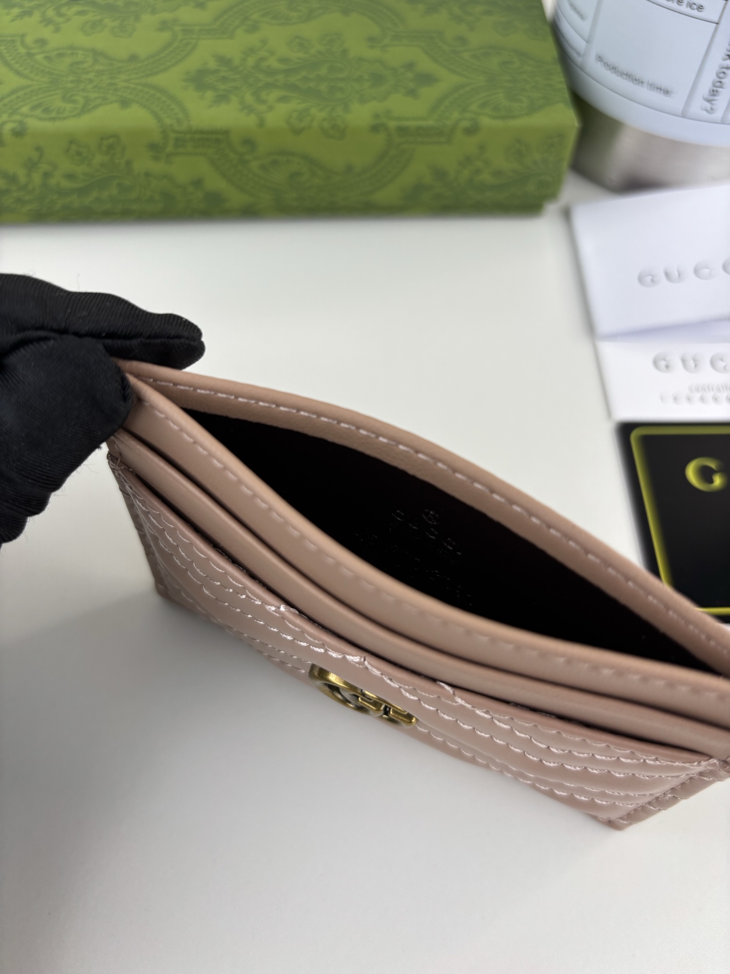 GUCCl 最新～GG Marmont 卡片夹人形纹绗缝，背面配以 GG 标志形纹，古铜五金配饰 款号：   尺寸:  