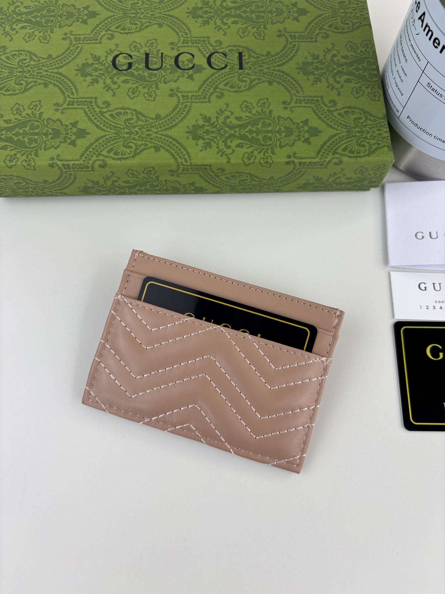 GUCCl 最新～GG Marmont 卡片夹人形纹绗缝，背面配以 GG 标志形纹，古铜五金配饰 款号：   尺寸:  