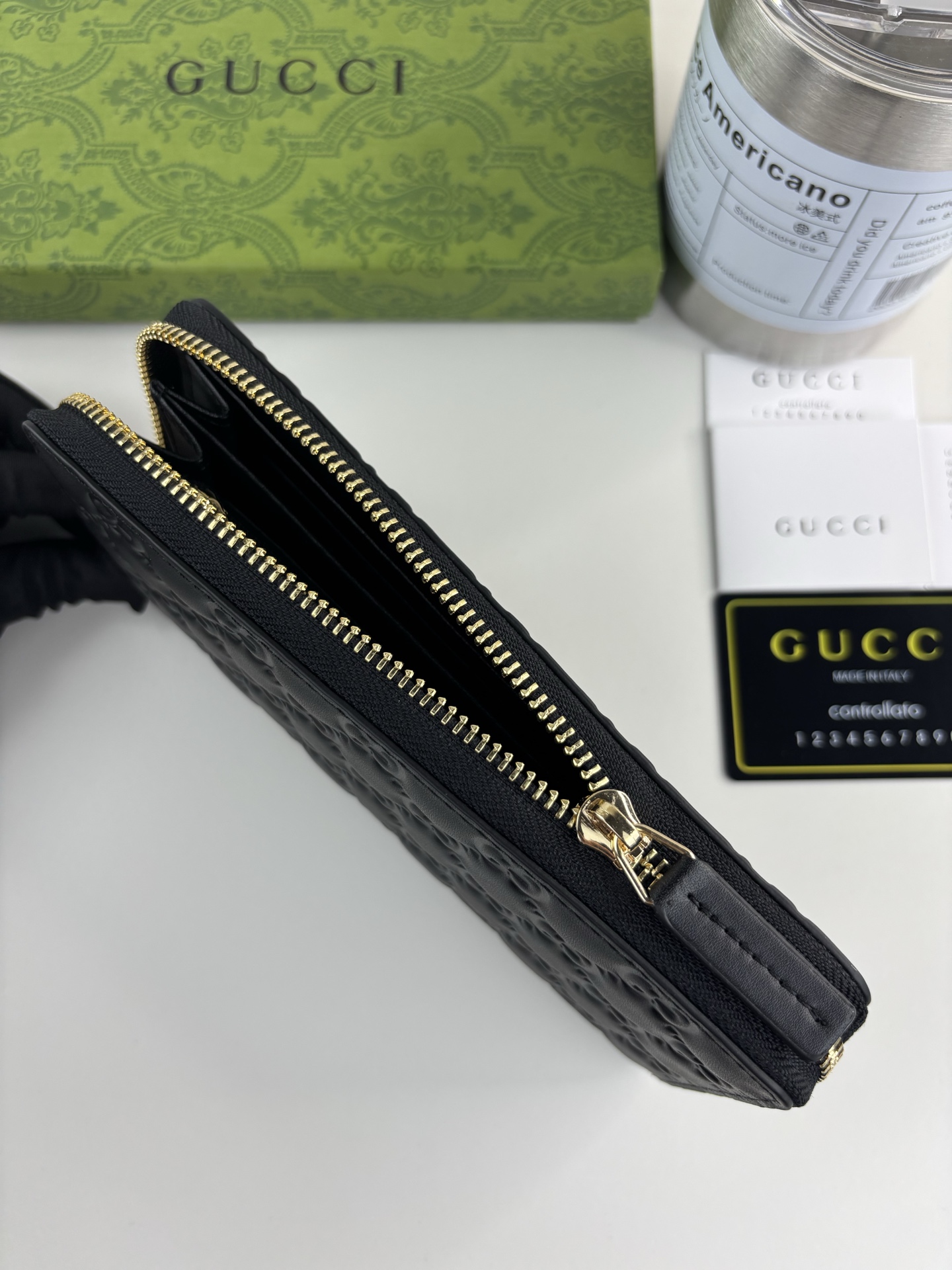 GUCCl 新款男士长拉链钱包，实物实拍！原版牛皮～采用热压精致印花，触感厚实，时尚大方，低调奢华。 款号:   尺寸: