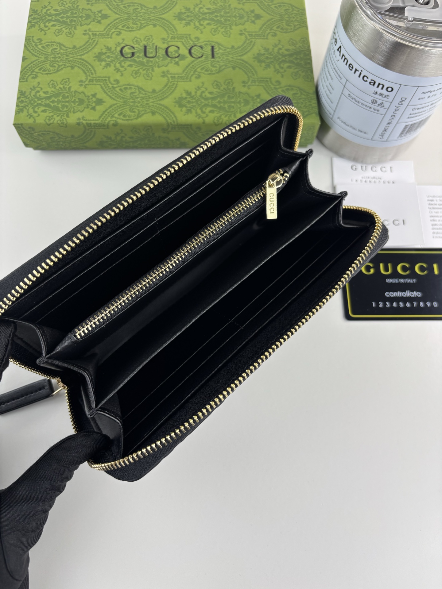 GUCCl 新款男士长拉链钱包，实物实拍！原版牛皮～采用热压精致印花，触感厚实，时尚大方，低调奢华。 款号:   尺寸: