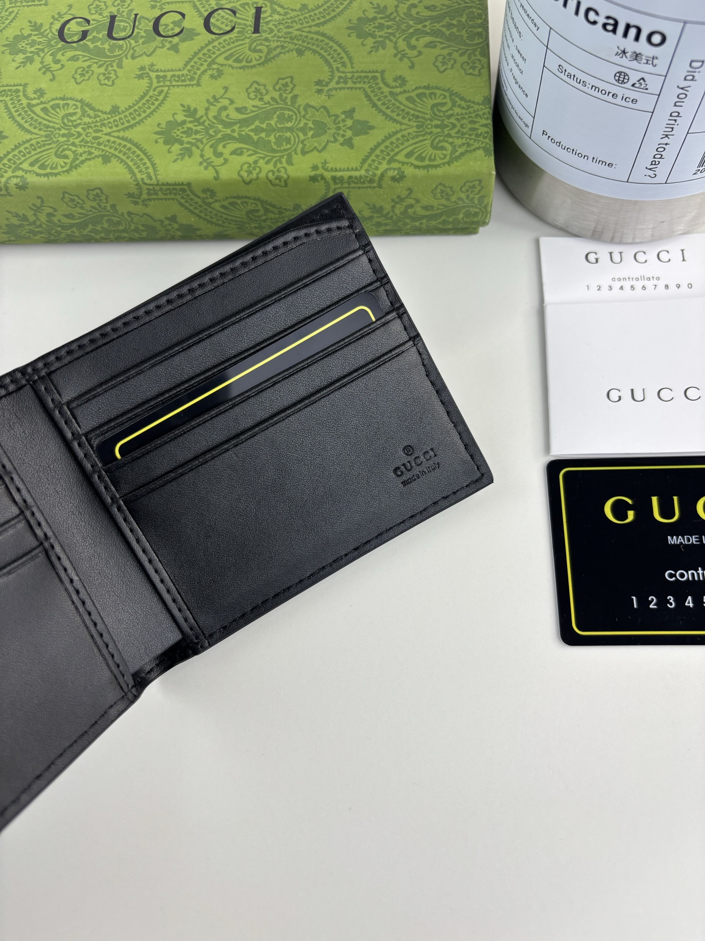 GUCCl 新款男士短夹钱包，实物实拍！原版牛皮～采用热压精致印花，触感厚实，时尚大方，低调奢华。 款号:   尺寸: 