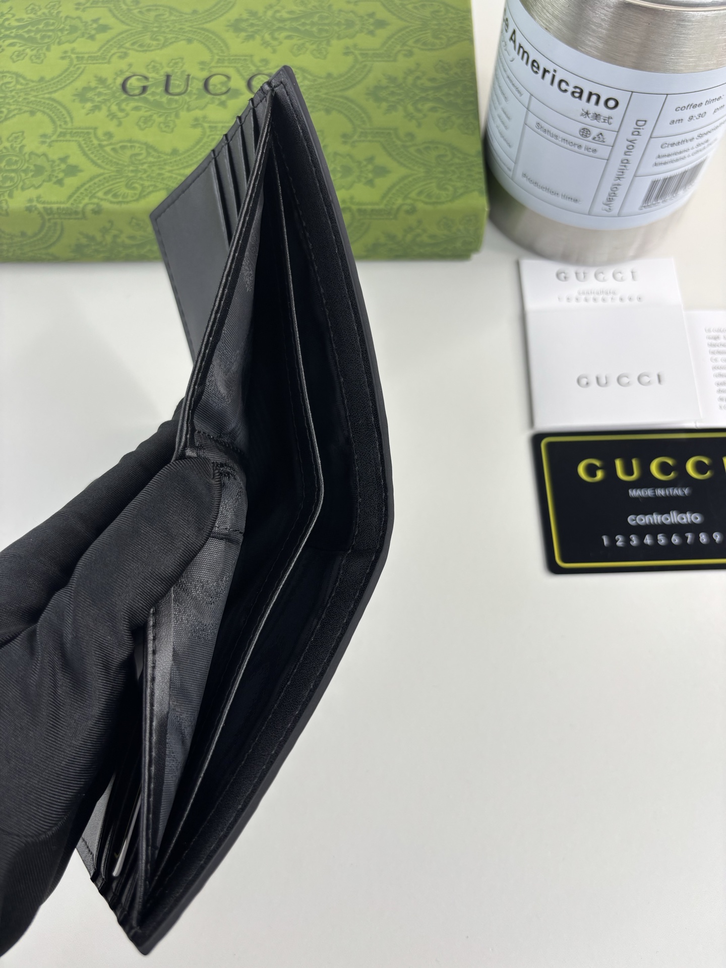 GUCCl 新款男士短夹钱包，实物实拍！原版牛皮～采用热压精致印花，触感厚实，时尚大方，低调奢华。 款号:   尺寸: 