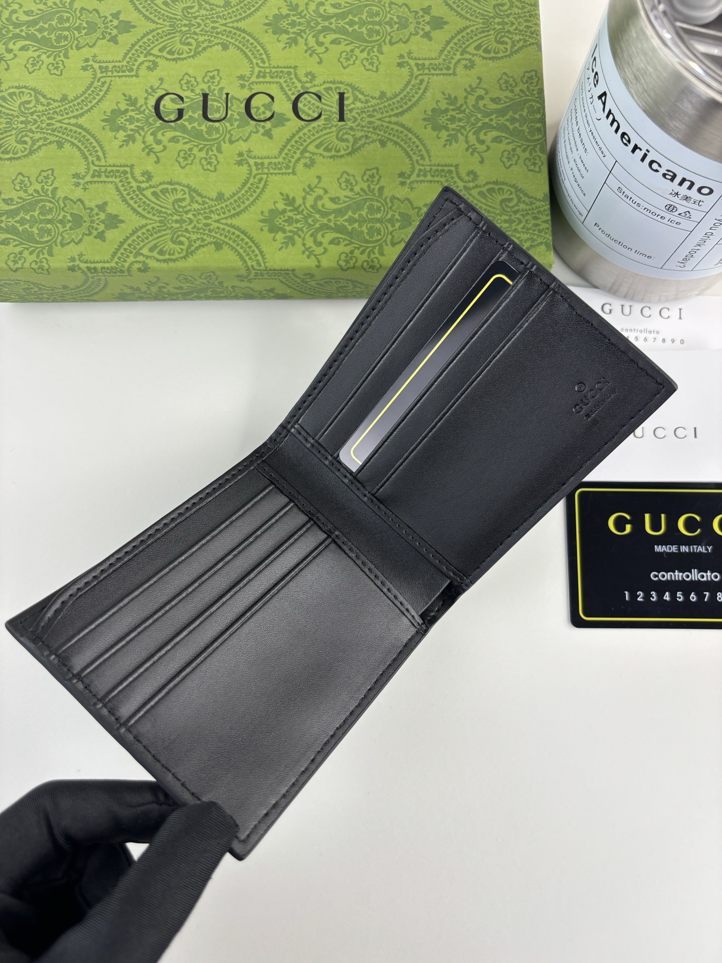GUCCl 新款男士短夹钱包，实物实拍！原版牛皮～采用热压精致印花，触感厚实，时尚大方，低调奢华。 款号:   尺寸: 