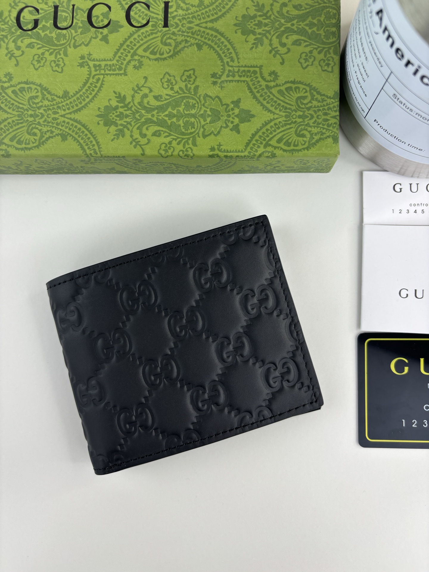 GUCCl 新款男士短夹钱包，实物实拍！原版牛皮～采用热压精致印花，触感厚实，时尚大方，低调奢华。 款号:   尺寸: 