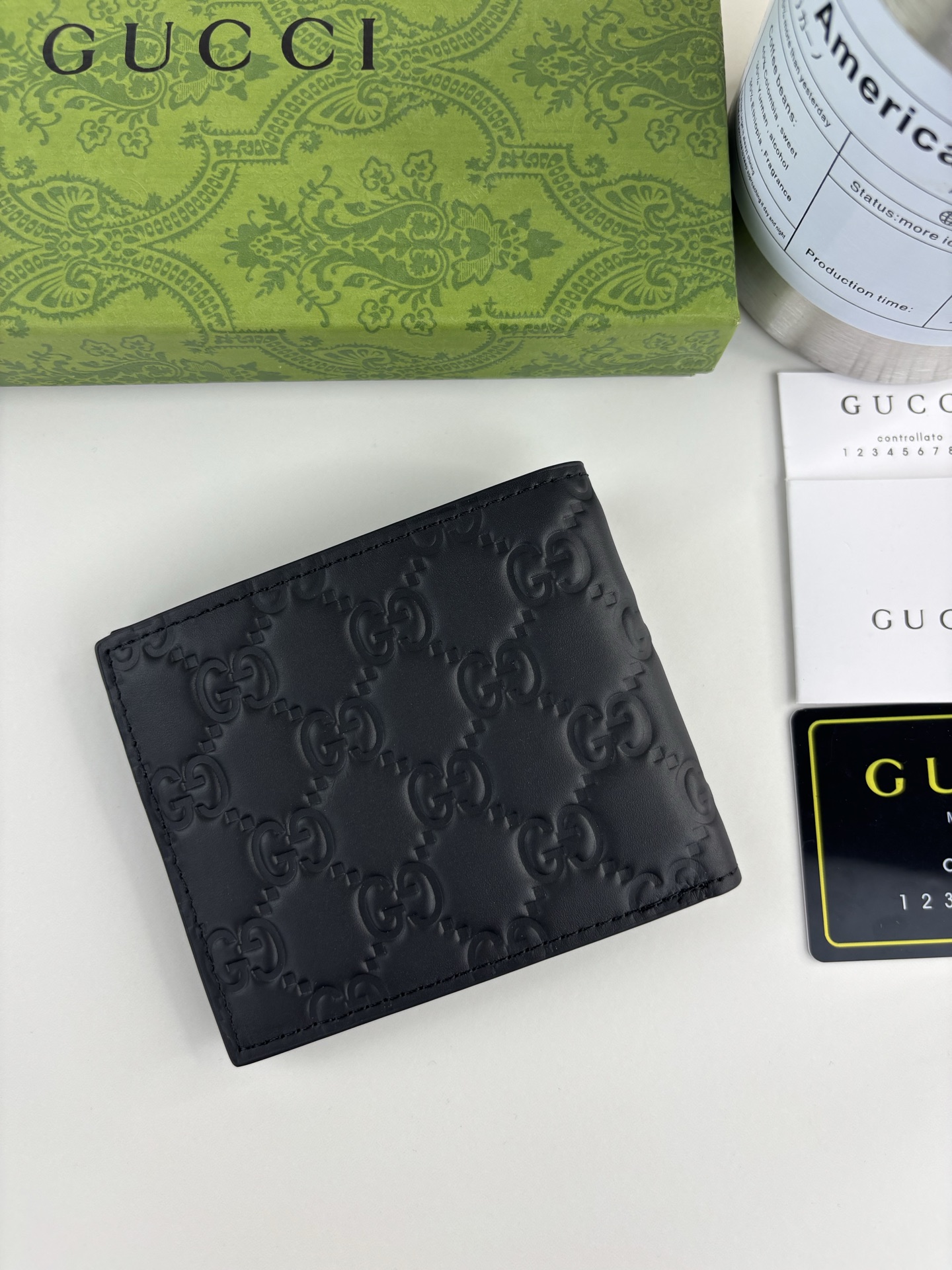 GUCCl 新款男士短夹钱包，实物实拍！原版牛皮～采用热压精致印花，触感厚实，时尚大方，低调奢华。 款号:   尺寸: 