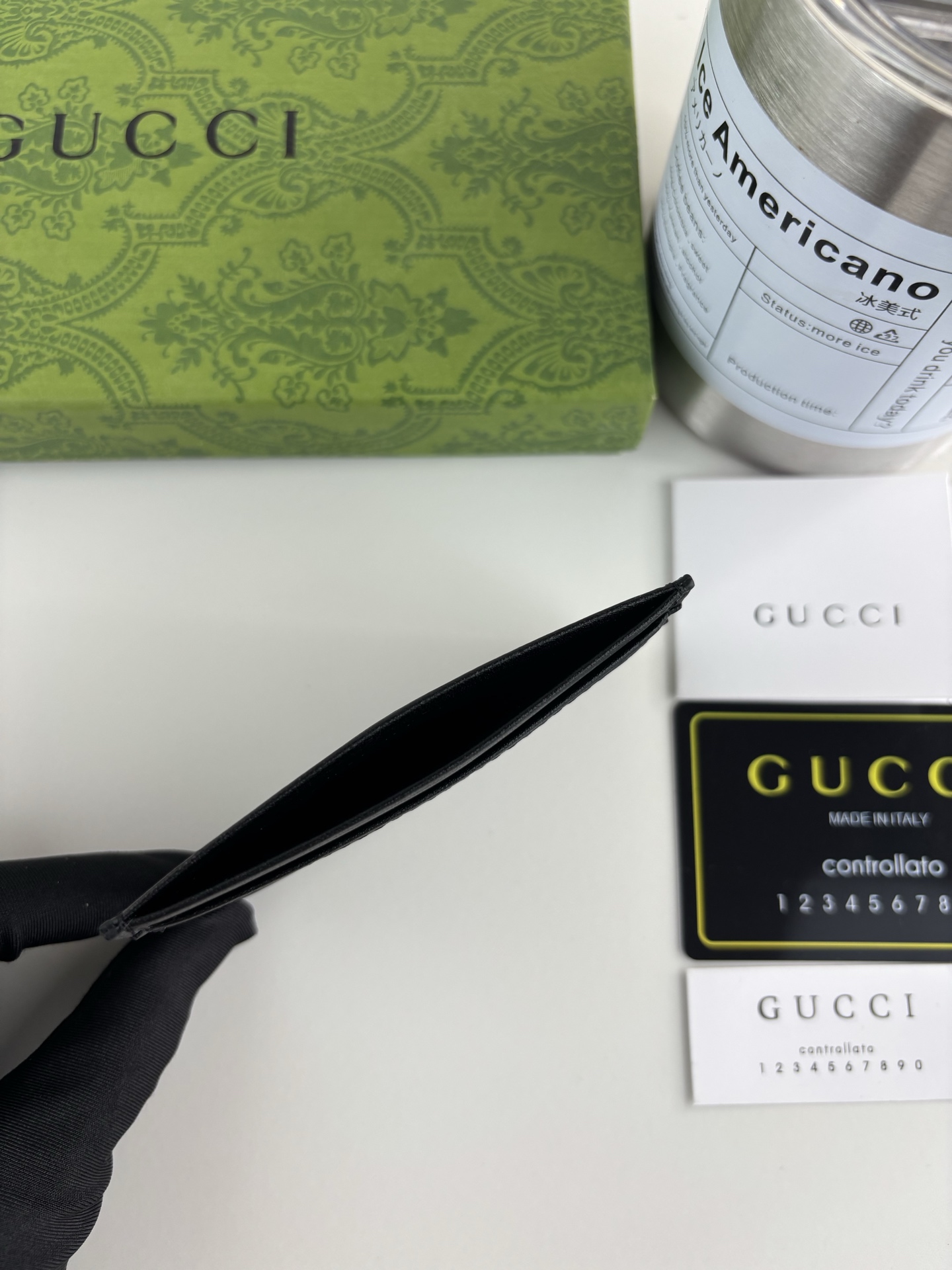 GUCCl 新款男士小卡包，实物实拍！原版牛皮～采用热压精致印花，触感厚实，时尚大方，低调奢华。 款号:   尺寸:  