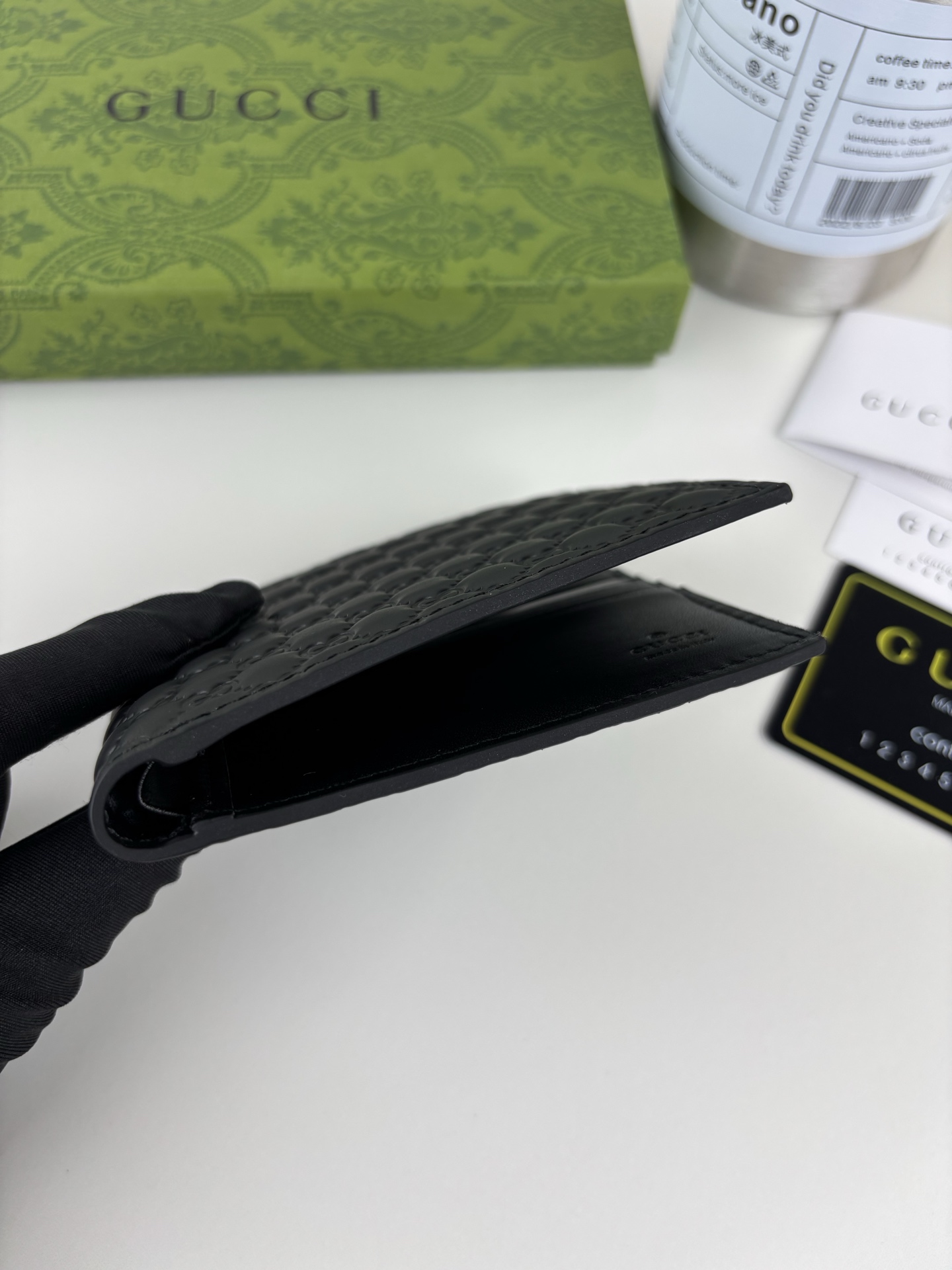 GUCCl 新款男士短夹钱包，实物实拍！原版牛皮～采用热压精致印花，触感厚实，时尚大方，低调奢华。 款号:   尺寸: 