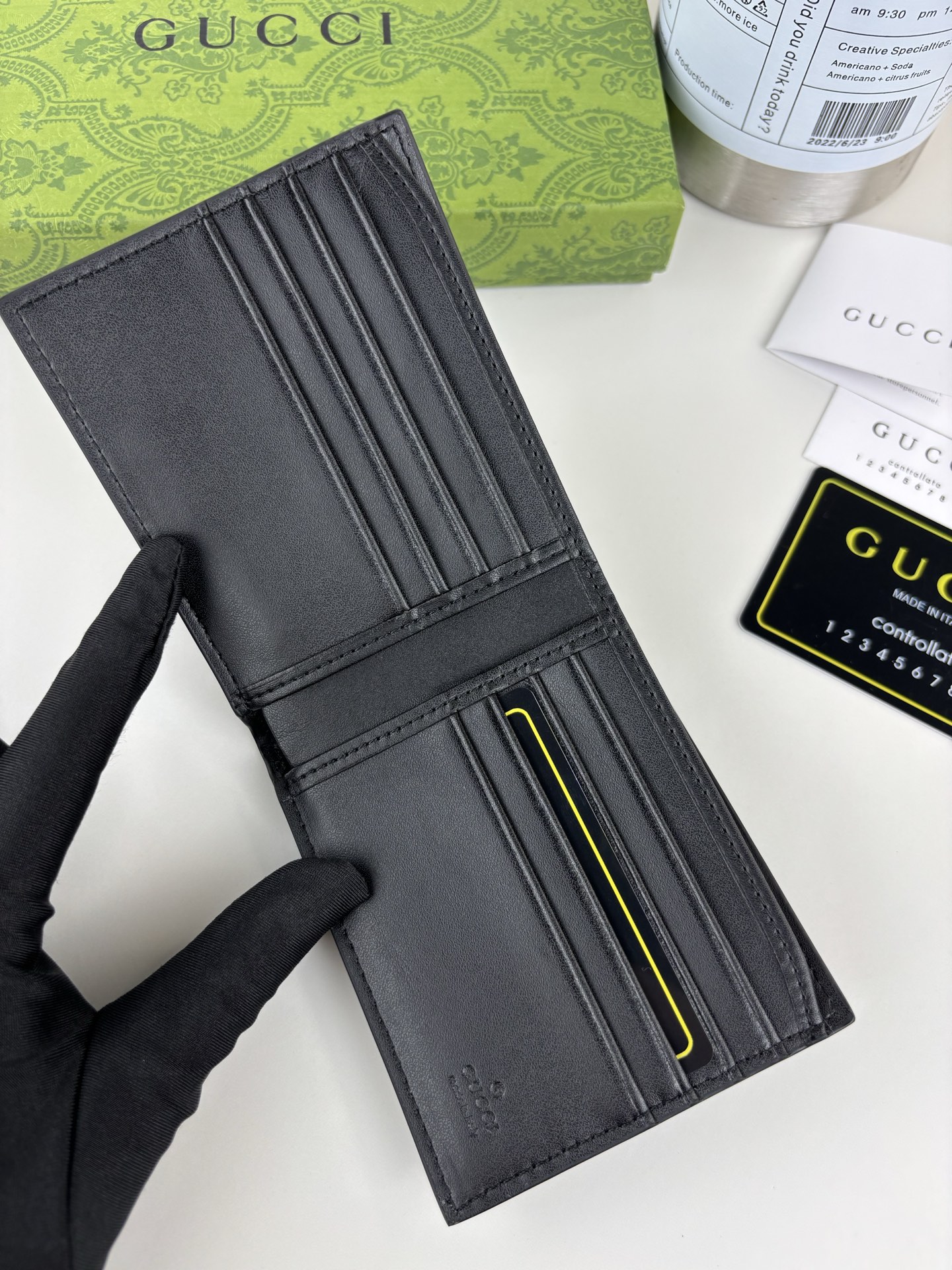 GUCCl 新款男士短夹钱包，实物实拍！原版牛皮～采用热压精致印花，触感厚实，时尚大方，低调奢华。 款号:   尺寸: 